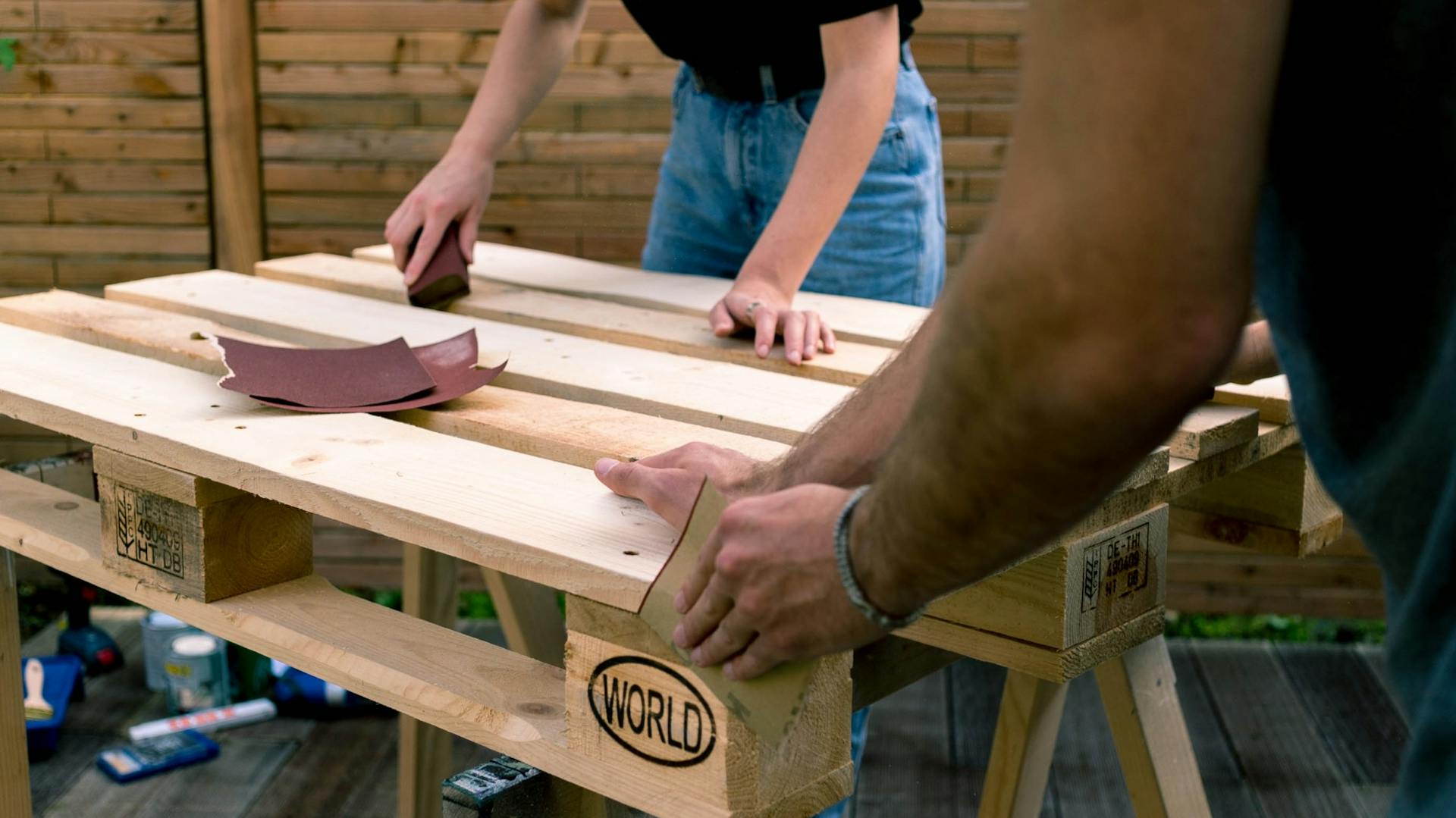 Le palette vengono levigate con carta vetrata.