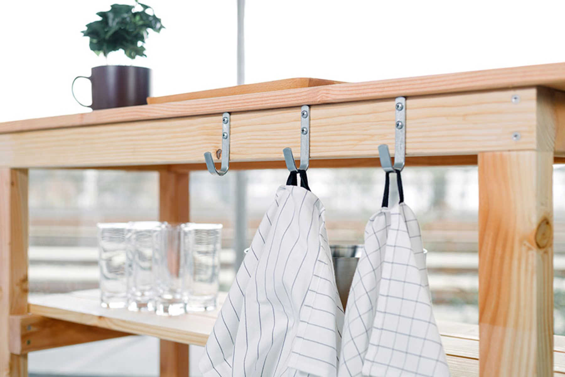 Nahaufnahme der Haken von Servierwagen Sophie