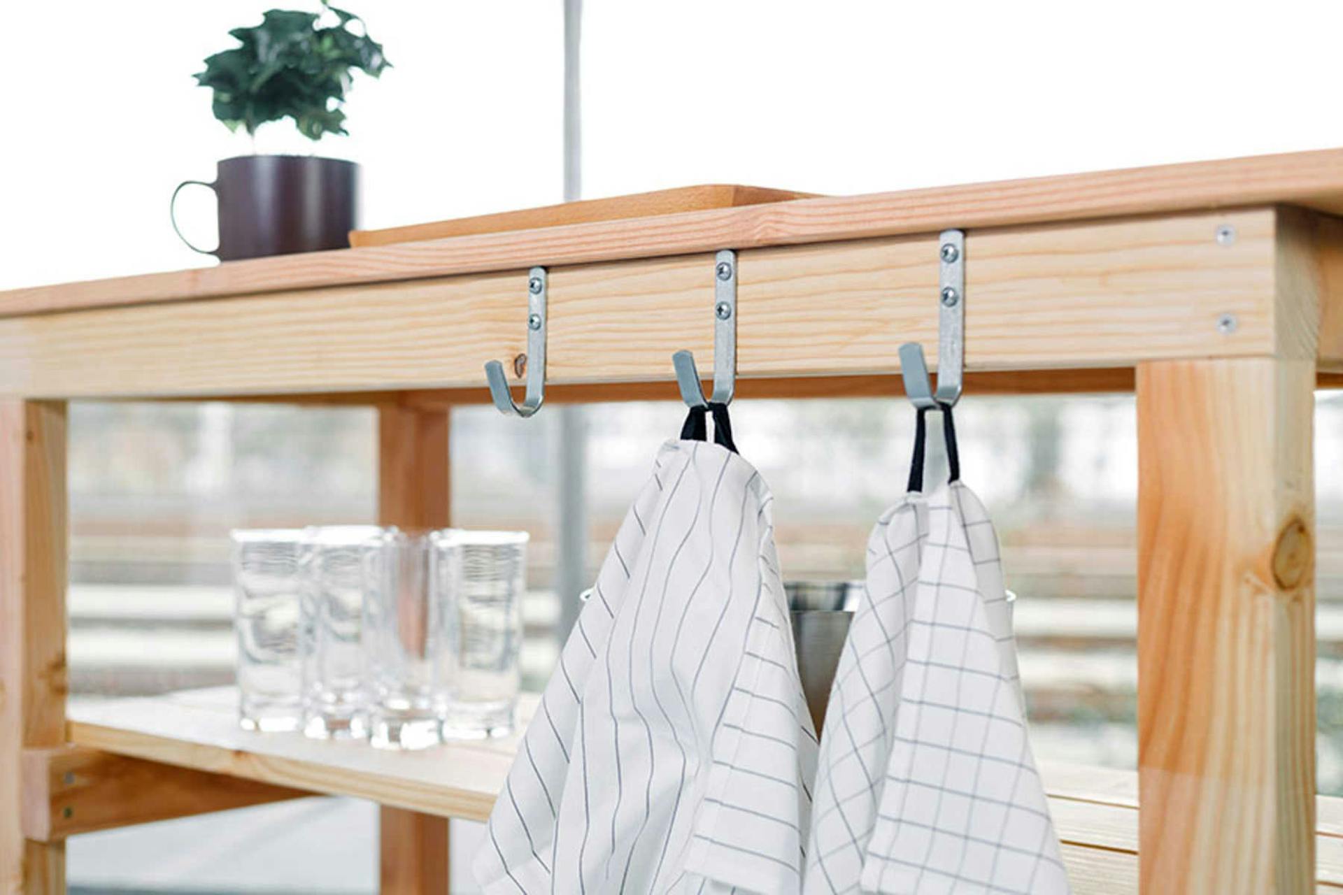 Nahaufnahme der Haken von Servierwagen Sophie