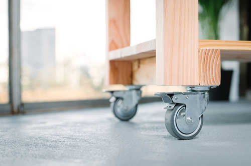 Nahaufnahme der Rollen von Servierwagen Sophie