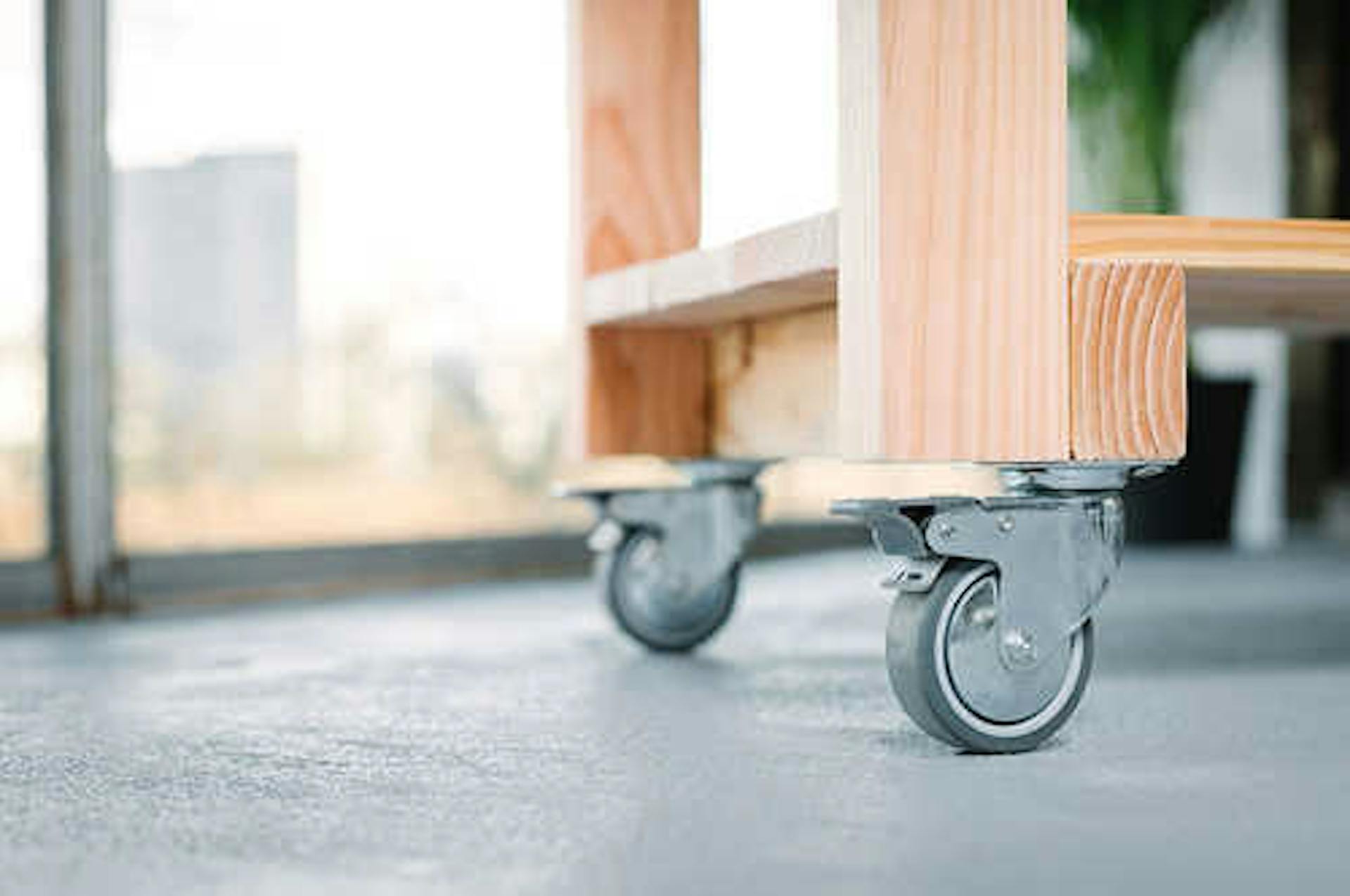 Nahaufnahme der Rollen von Servierwagen Sophie