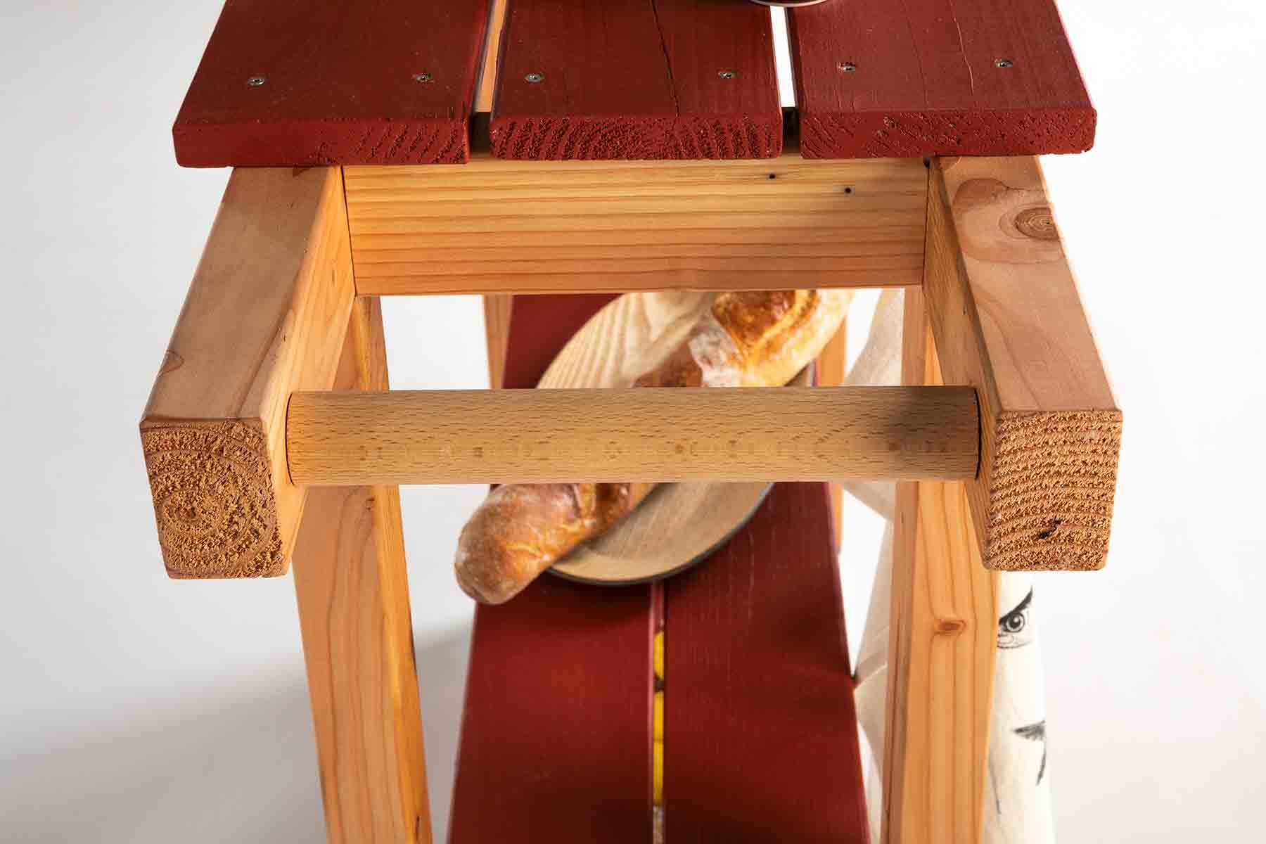 Griff von Servierwagen Sophie mit roten Platten