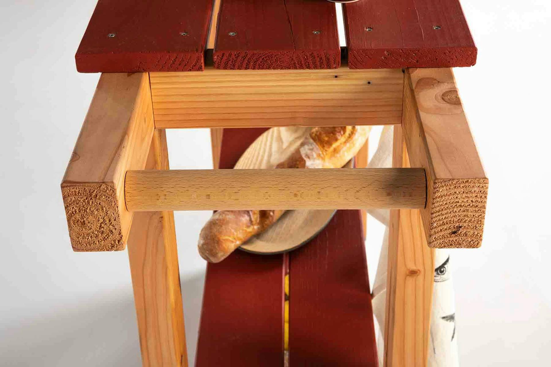 Griff von Servierwagen Sophie mit roten Platten