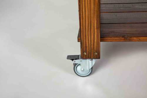 Nahaufnahme der Rollen von Servierwagen Sophie in Braun