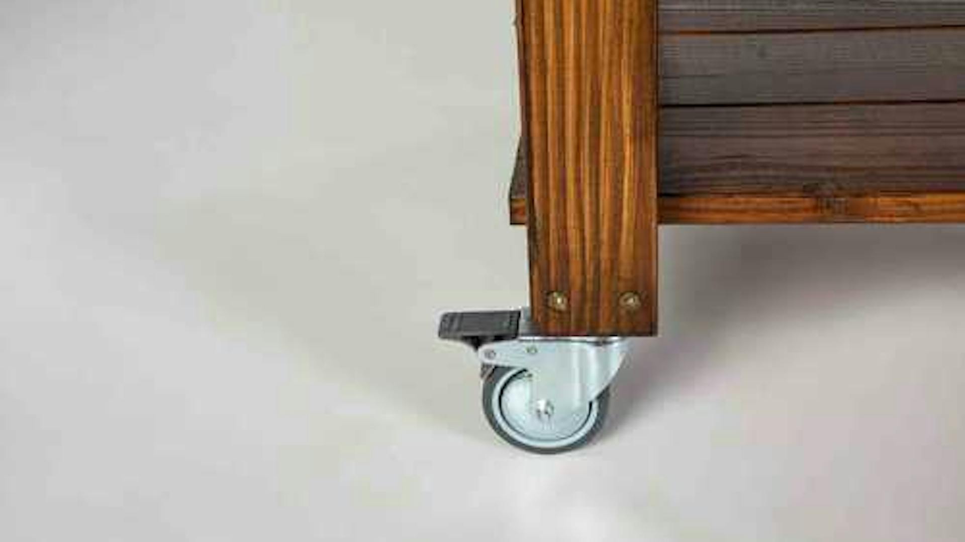 Nahaufnahme der Rollen von Servierwagen Sophie in Braun