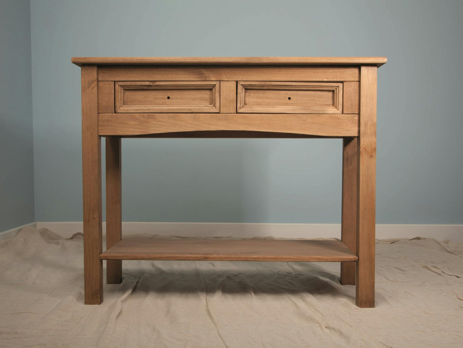 Altes Möbel, vorbereitet für die Umgestaltung im DIY-Shabby-Chic-Look, auf abgedecktem Boden