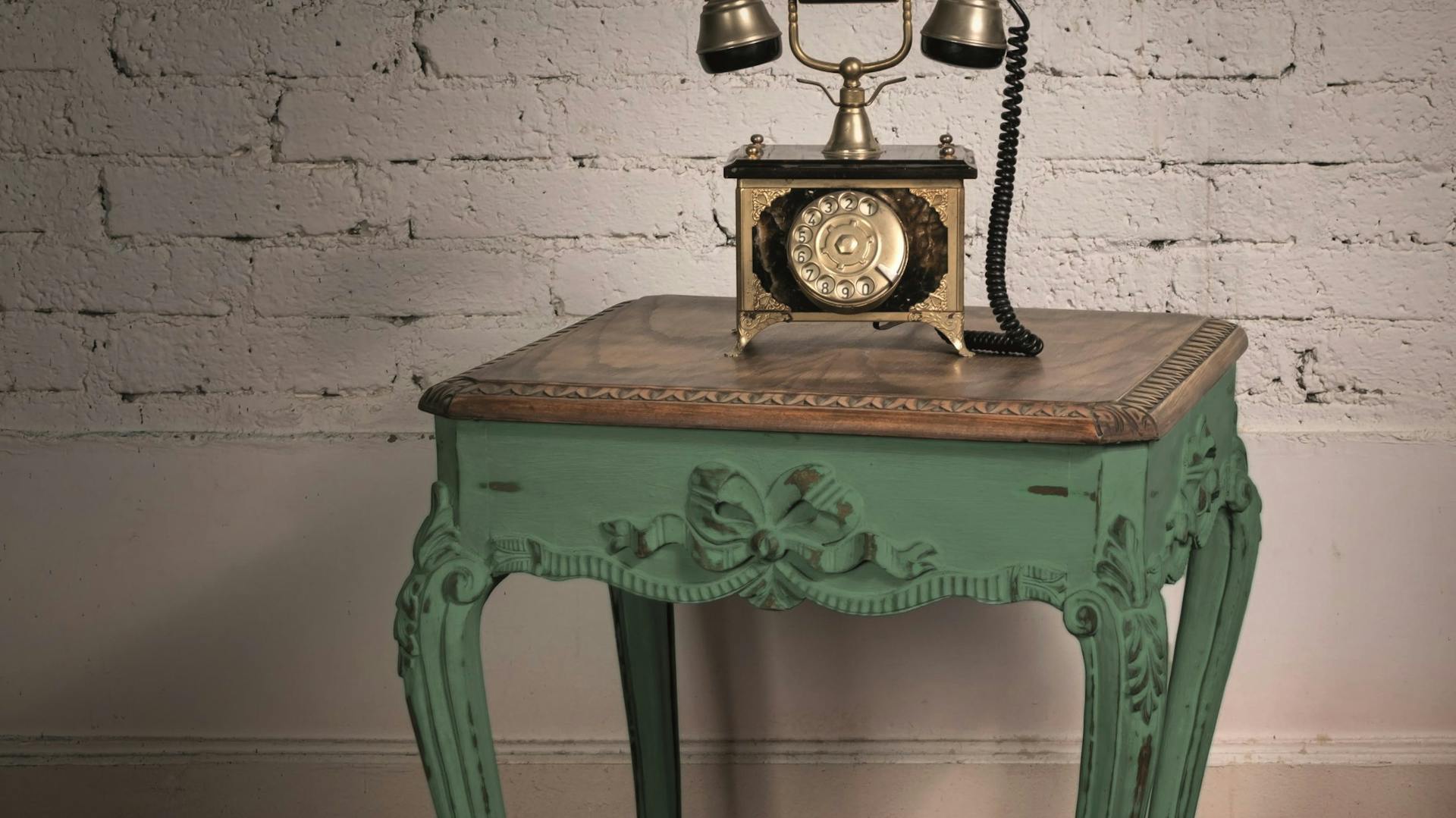 Grüner Beistelltisch in Shabby Chic mit Vintage-Telefon
