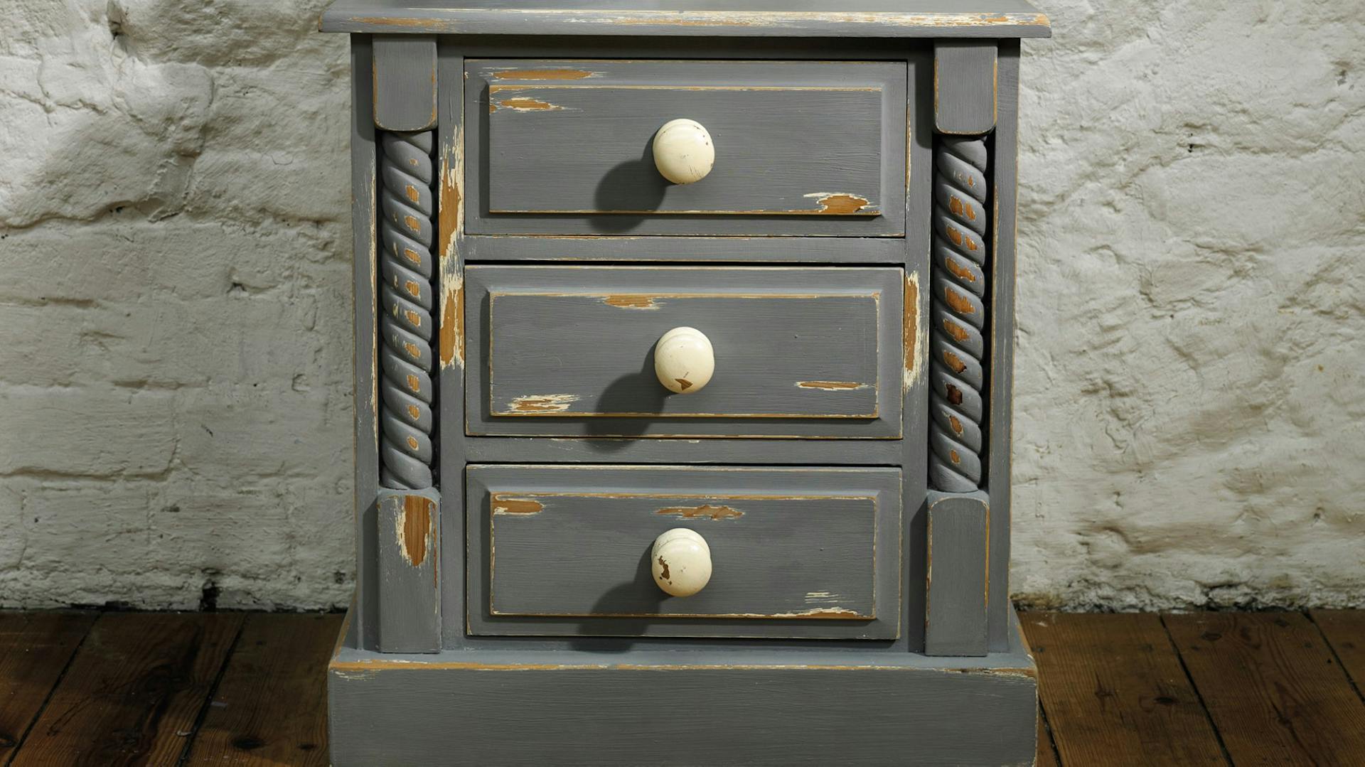 Selbstgemachter Nachttisch im Shabby-Look mit grauer Kreidefarbe und goldenen Akzenten