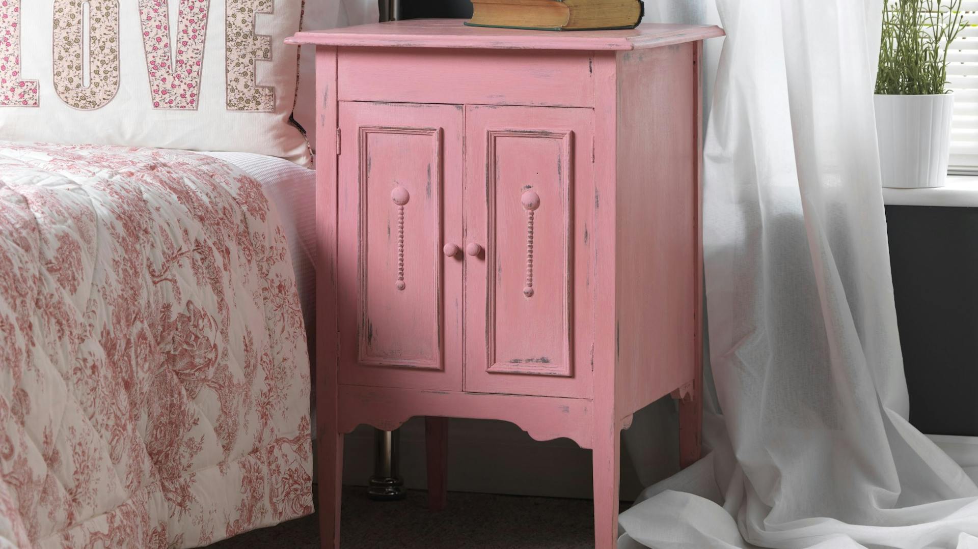 Selbstgemachter rosa Nachttisch im Shabby-Look im Schlafzimmer