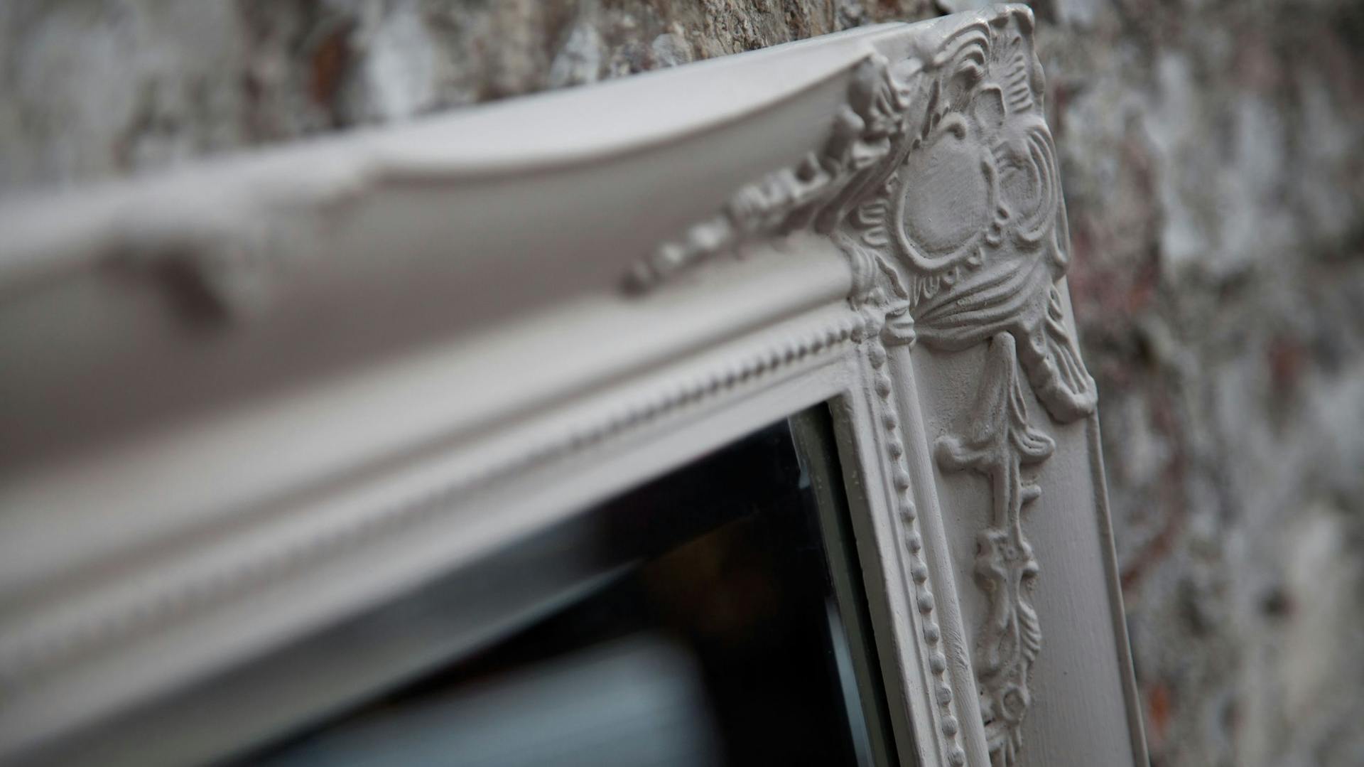 Shabby Chic zum Selbermachen: Vintage-Rahmen für Spiegel oder Gemälde mit grauer Kreidefarbe an Backsteinwand