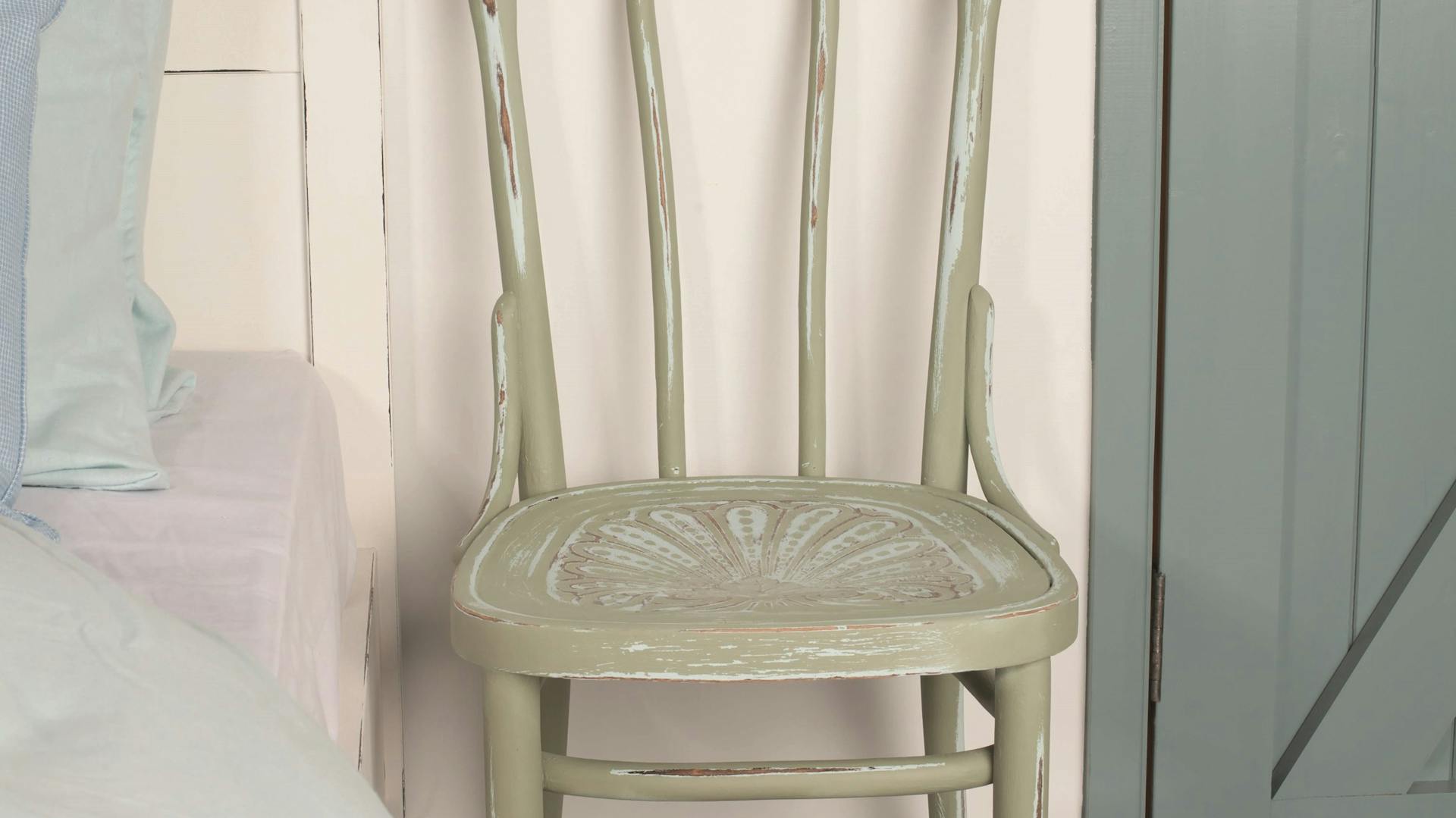 DIY Shabby-Chic-Stuhl mit mintgrüner Kreidefarbe unter einem Deko-Stern im Shabby-Look