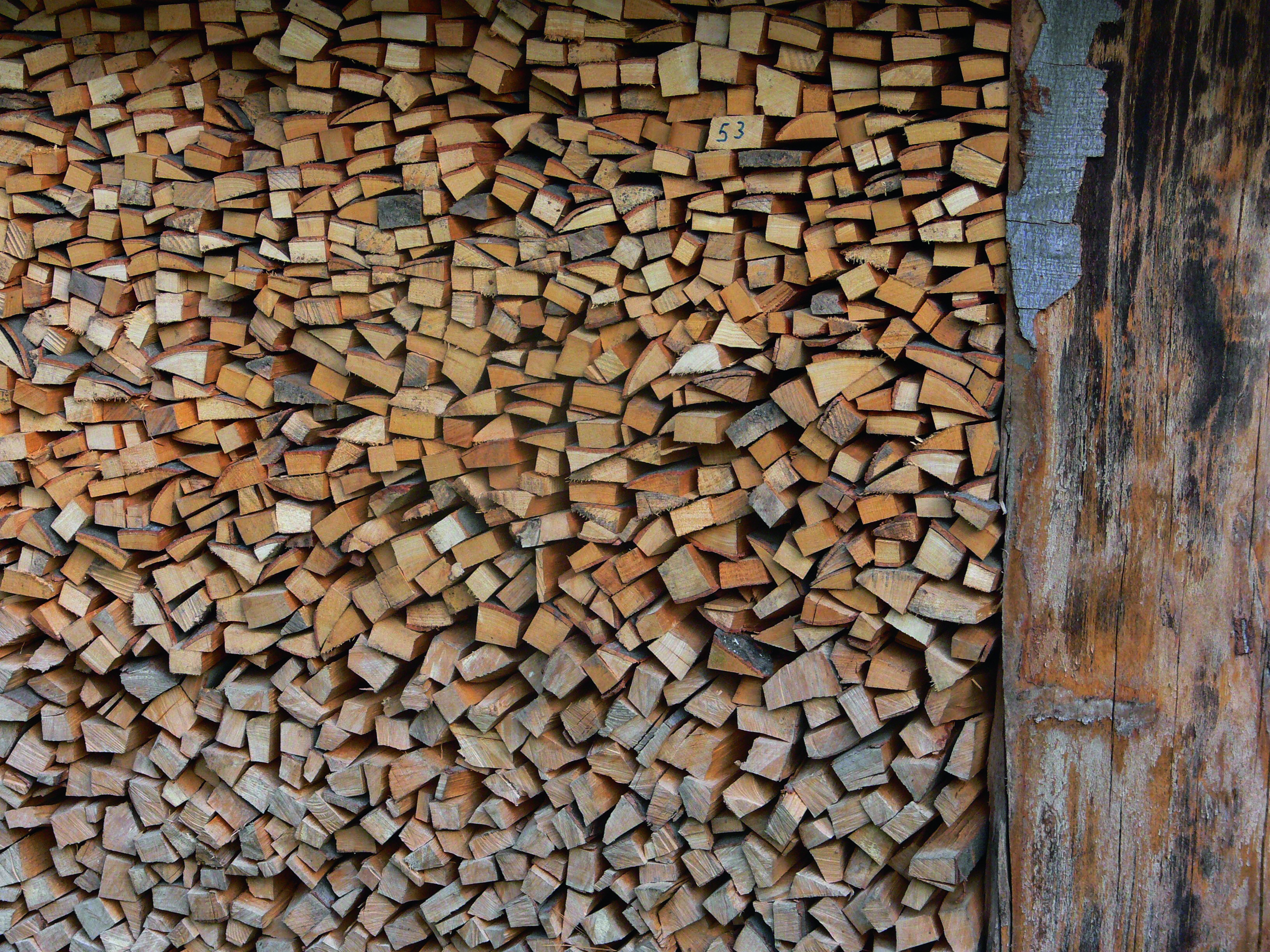 Brennholz ist an einer Wand aufgestapelt