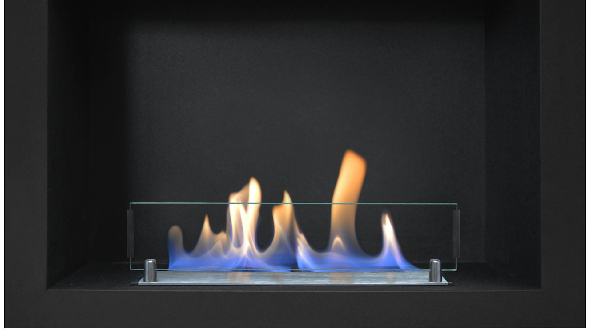 Ein brennender Ethanol- Kamin