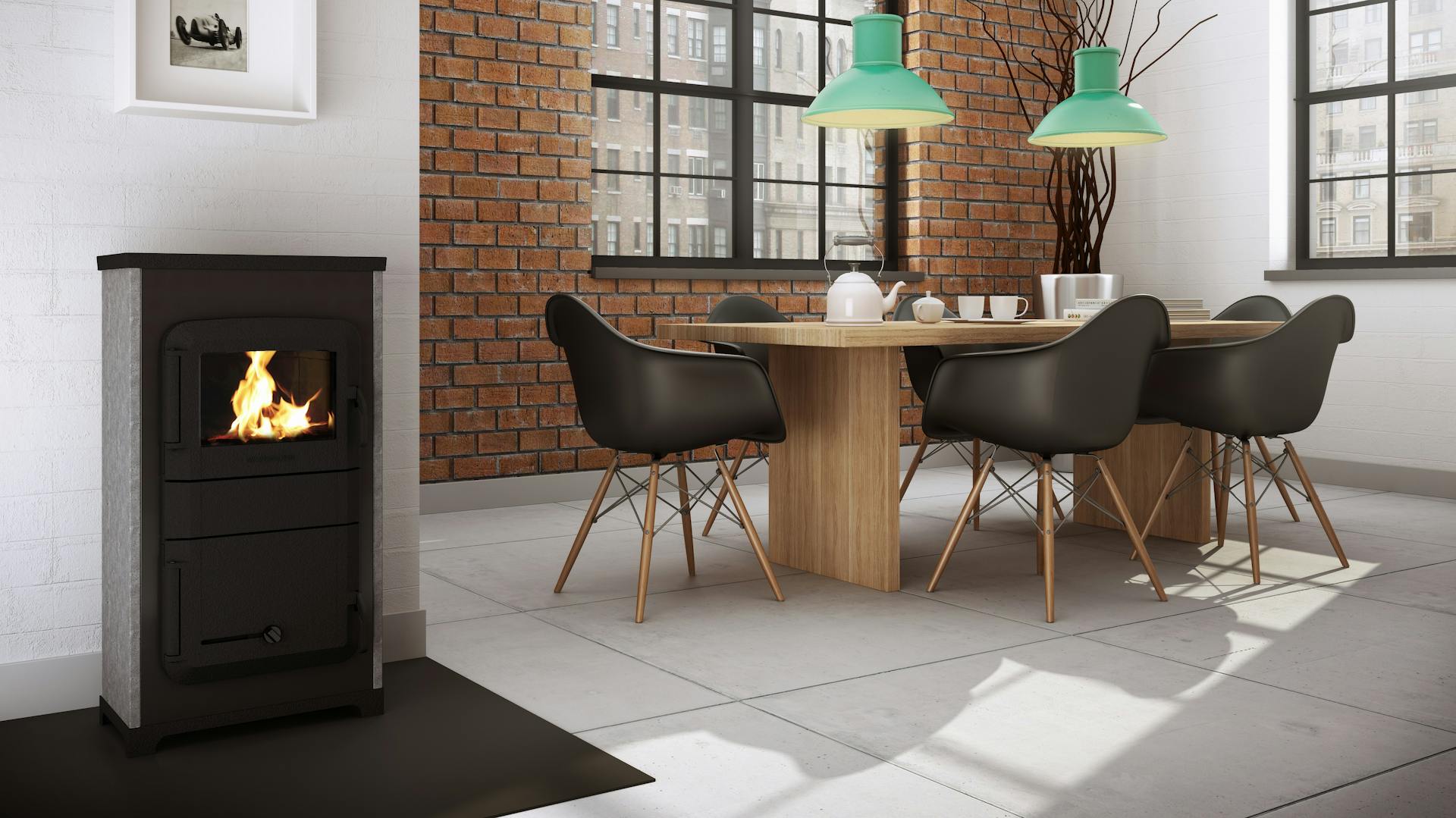 Ein Kaminofen steht in einem Esszimmer