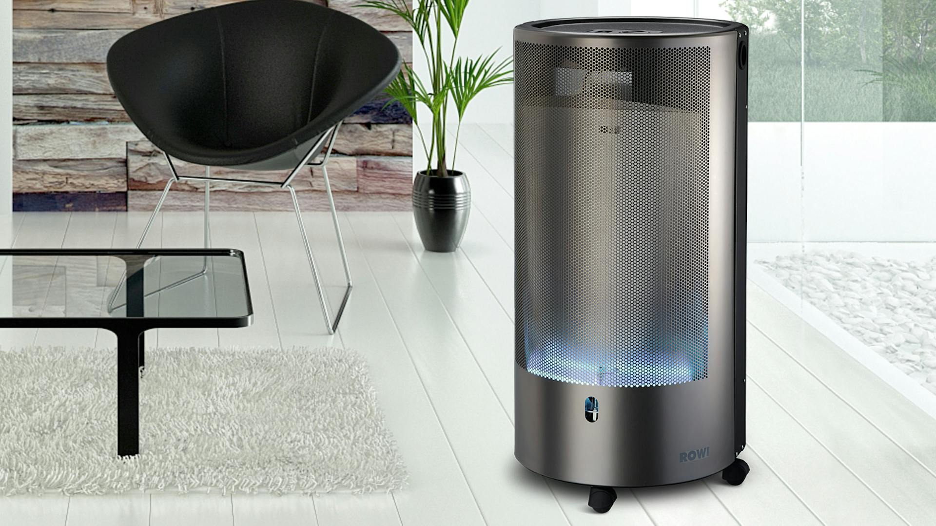 Ein schwarzer Gasofen steht in einem Wohnzimmer