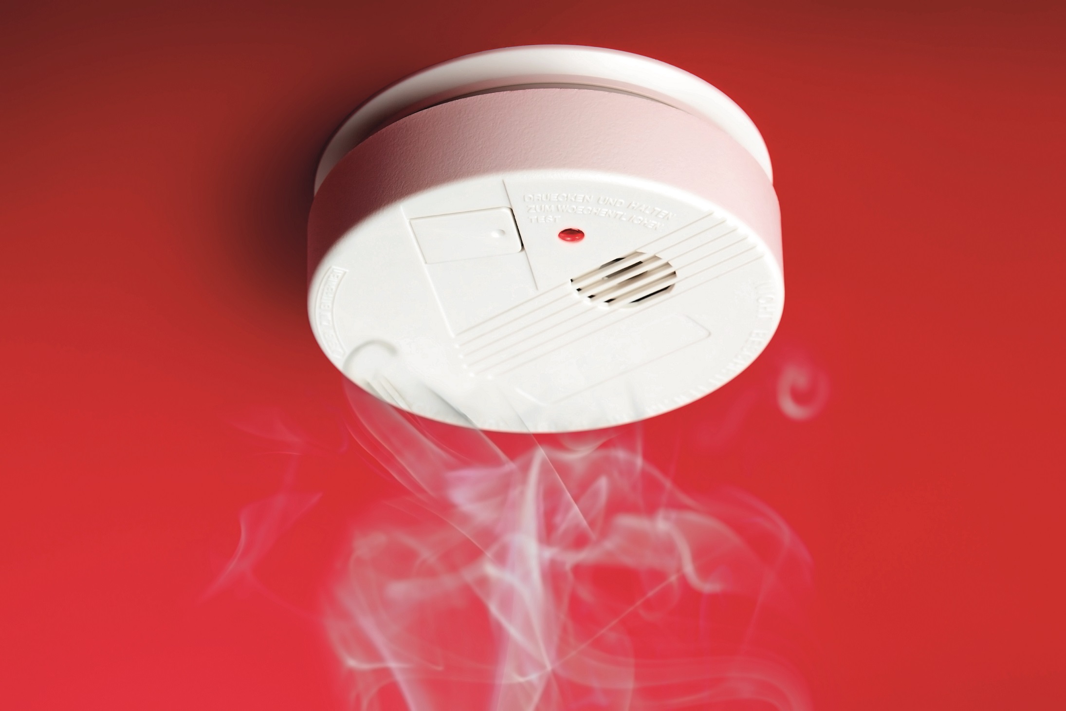 Rauch steigt zu einem Rauchmelder auf 