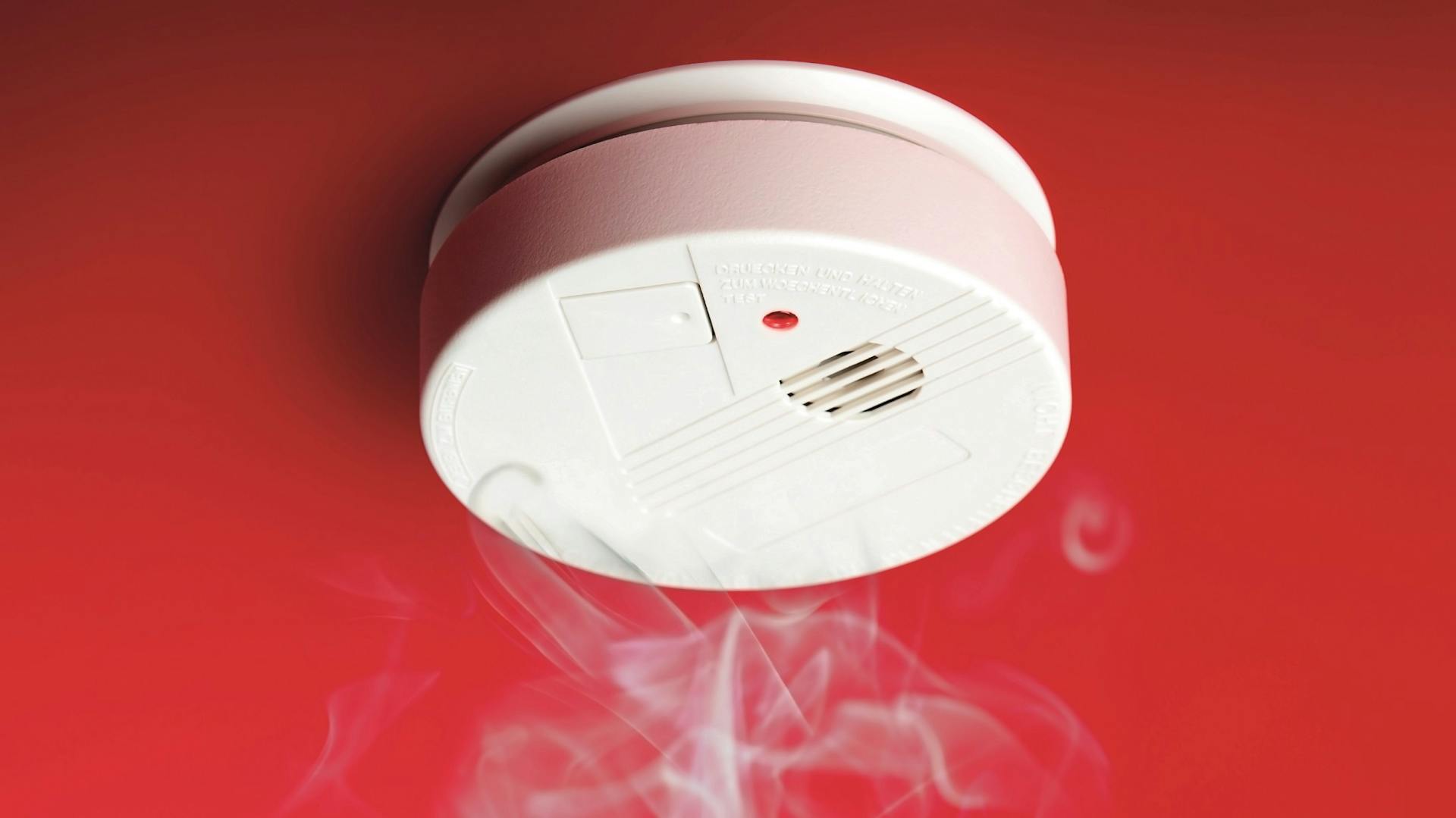 Rauch steigt zu einem Rauchmelder auf