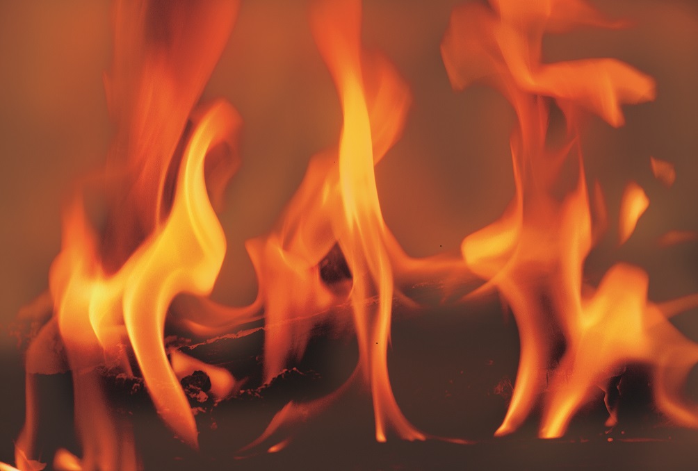 Ein Feuer brennt im Kamin