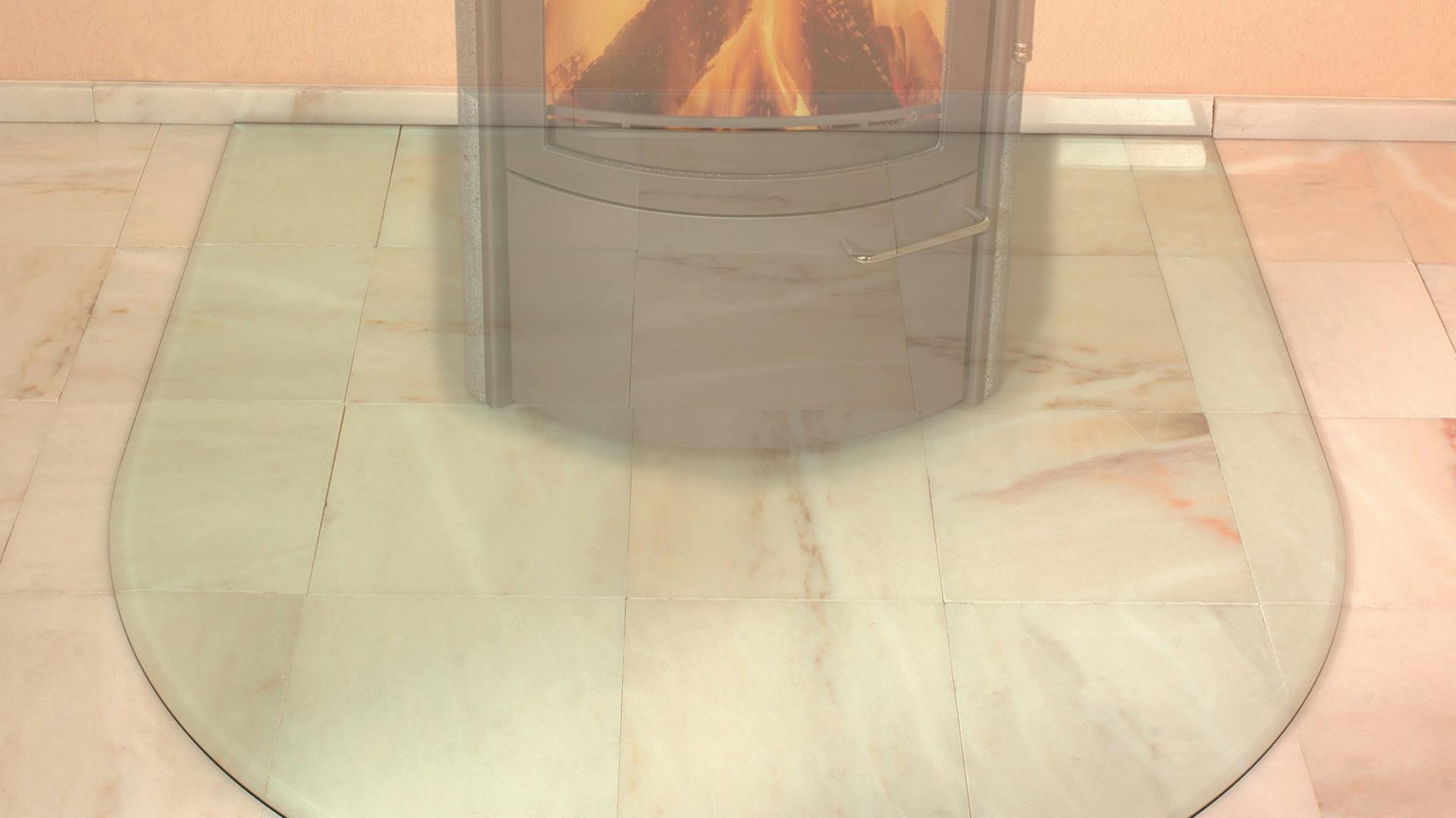 Eine Glasbodenplatte liegt unter dem Kamin auf Fliesenboden