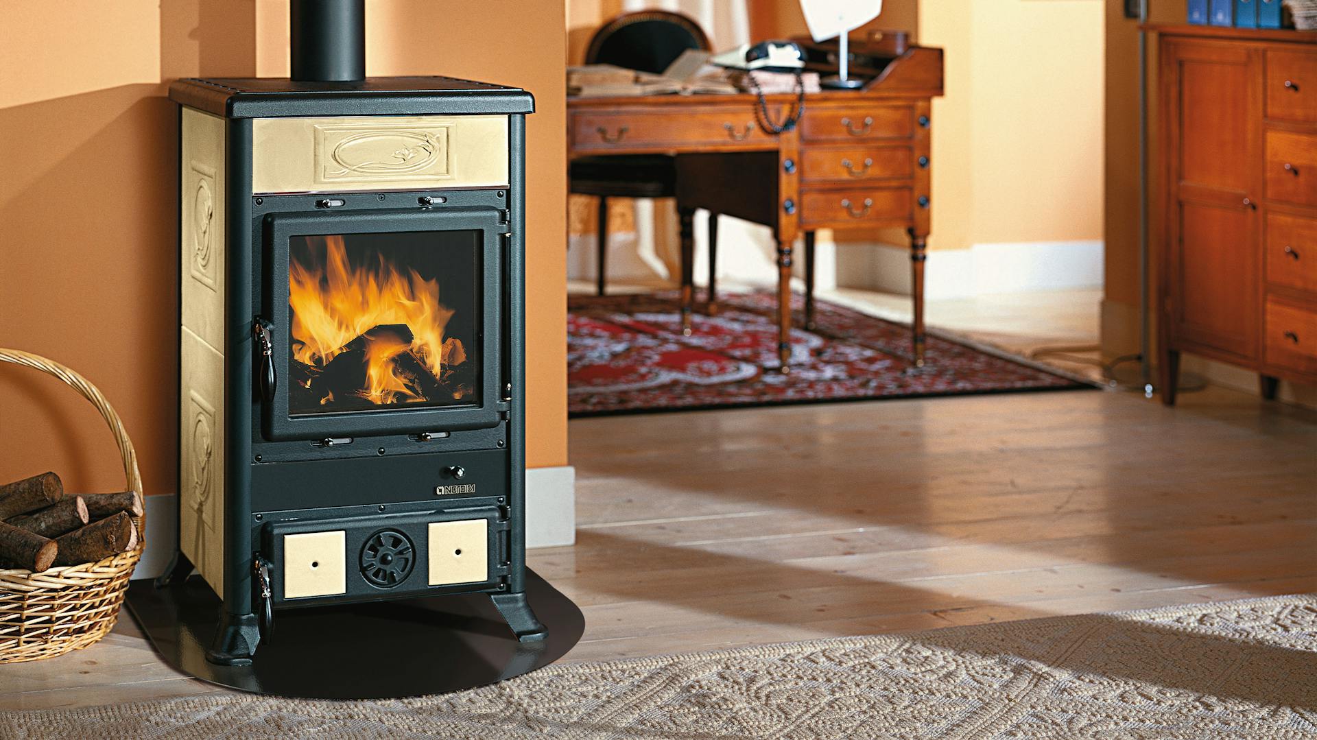 Ein Kaminofen steht im Wohnzimmer