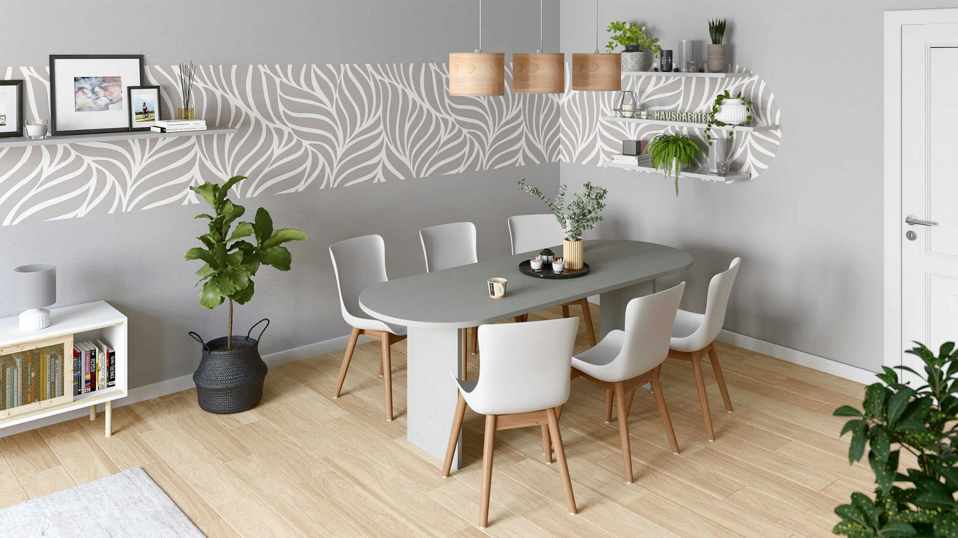 Eine Essecke, die in grau gehalten ist, wo Tisch Clemens im Zentrum steht und eine florale Tapetenfläche  sich mittig an der Wand über die Ecke des Raumes zieht.