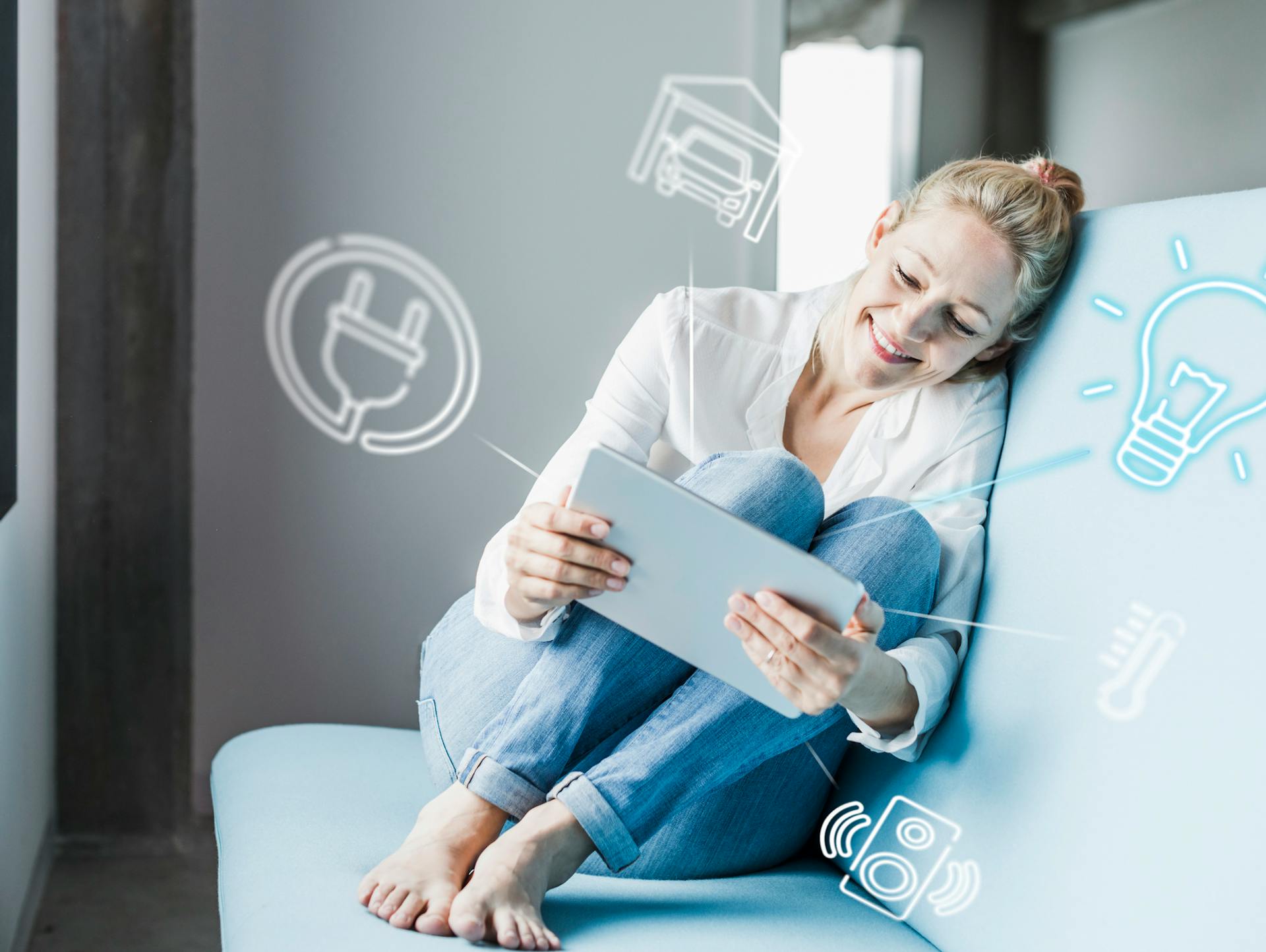 Frau mit Tablet zur Steuerung des Smart Homes