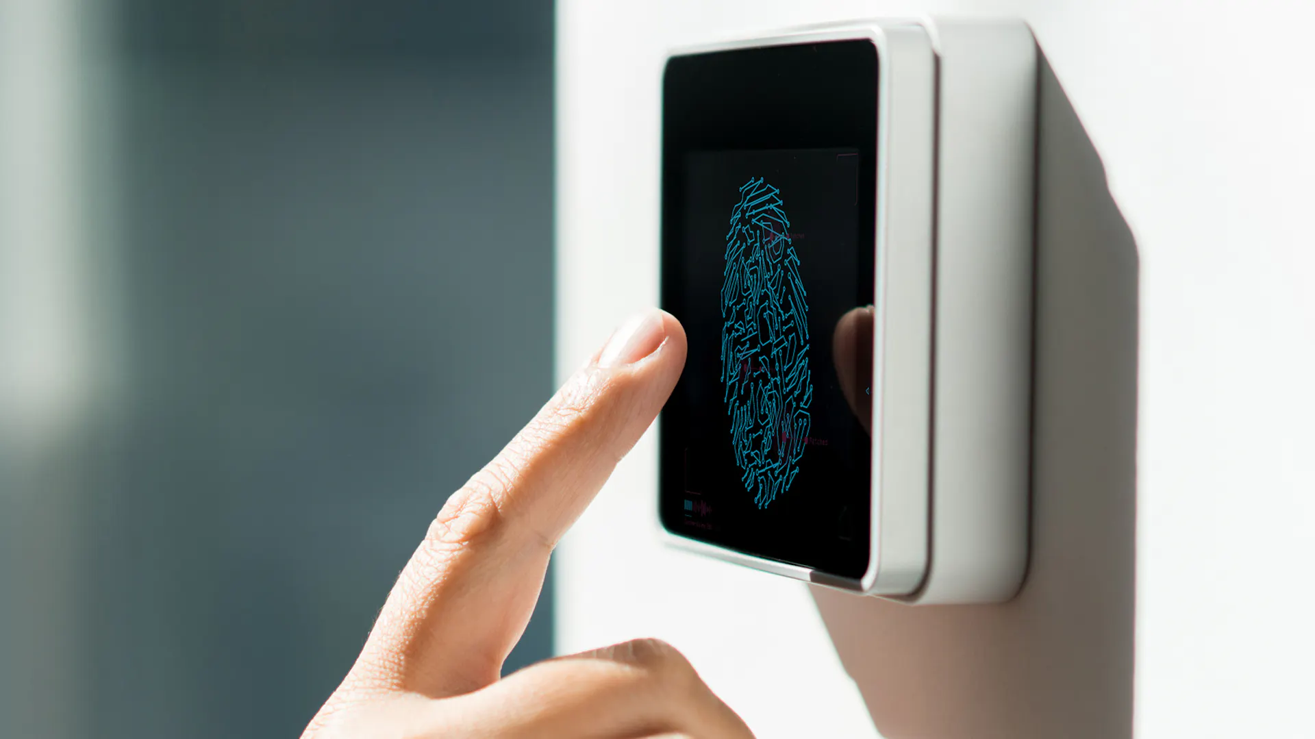 Někdo ovládá panel Smart Home