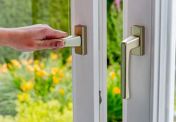 Egy személy bezárja az ablakot.