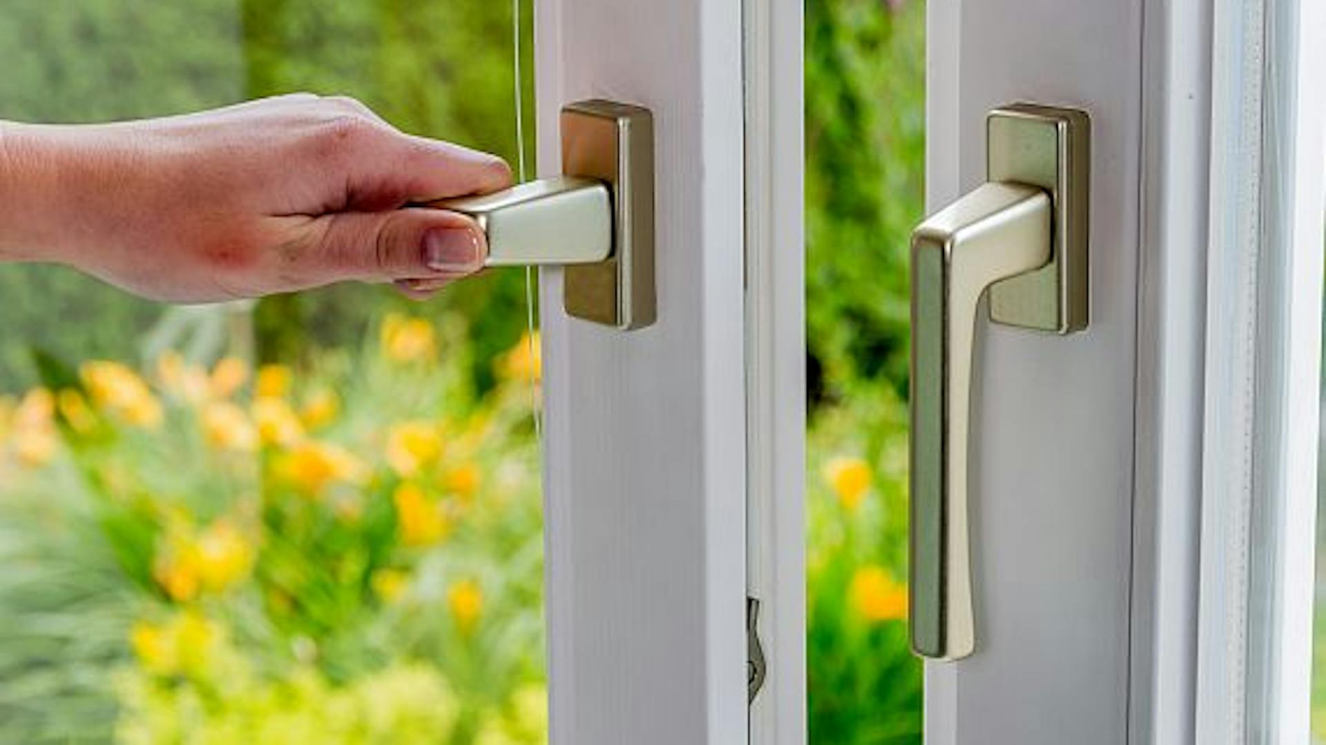 Egy személy bezárja az ablakot.