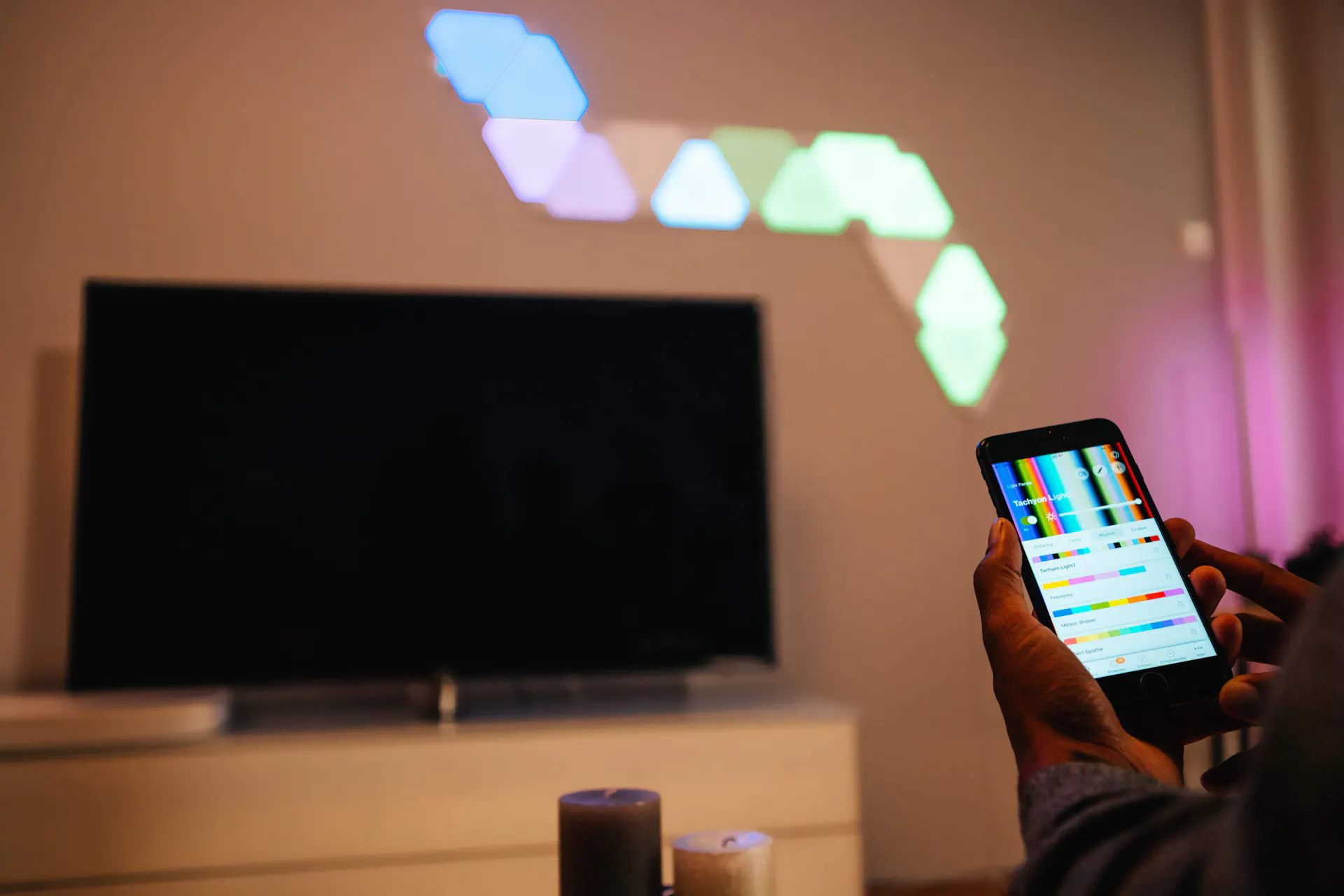 Controllo del colore dell’illuminazione sulla parete tramite app