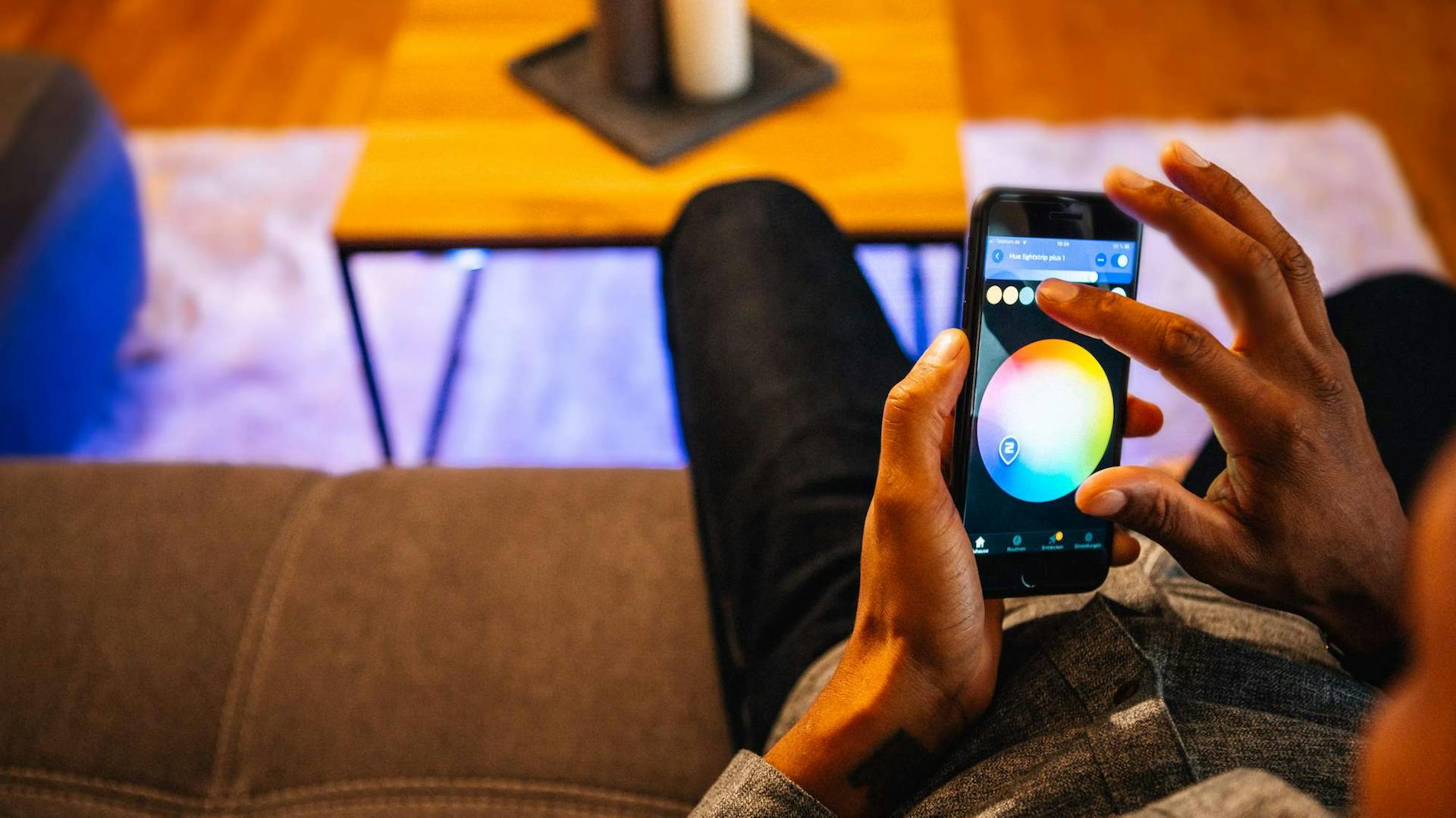 Controllo del colore dell’illuminazione sulla parete tramite app