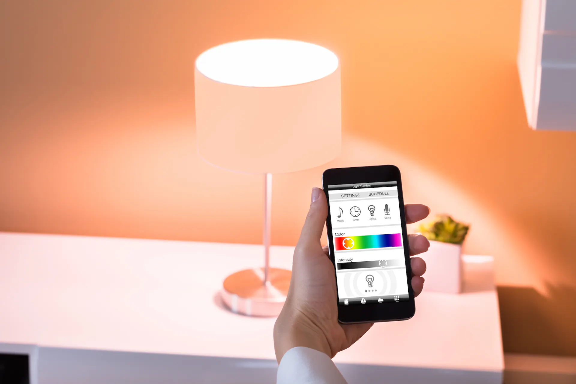 Controllo di una lampada da tavolo con varie colorazioni della luce tramite app su smartphone