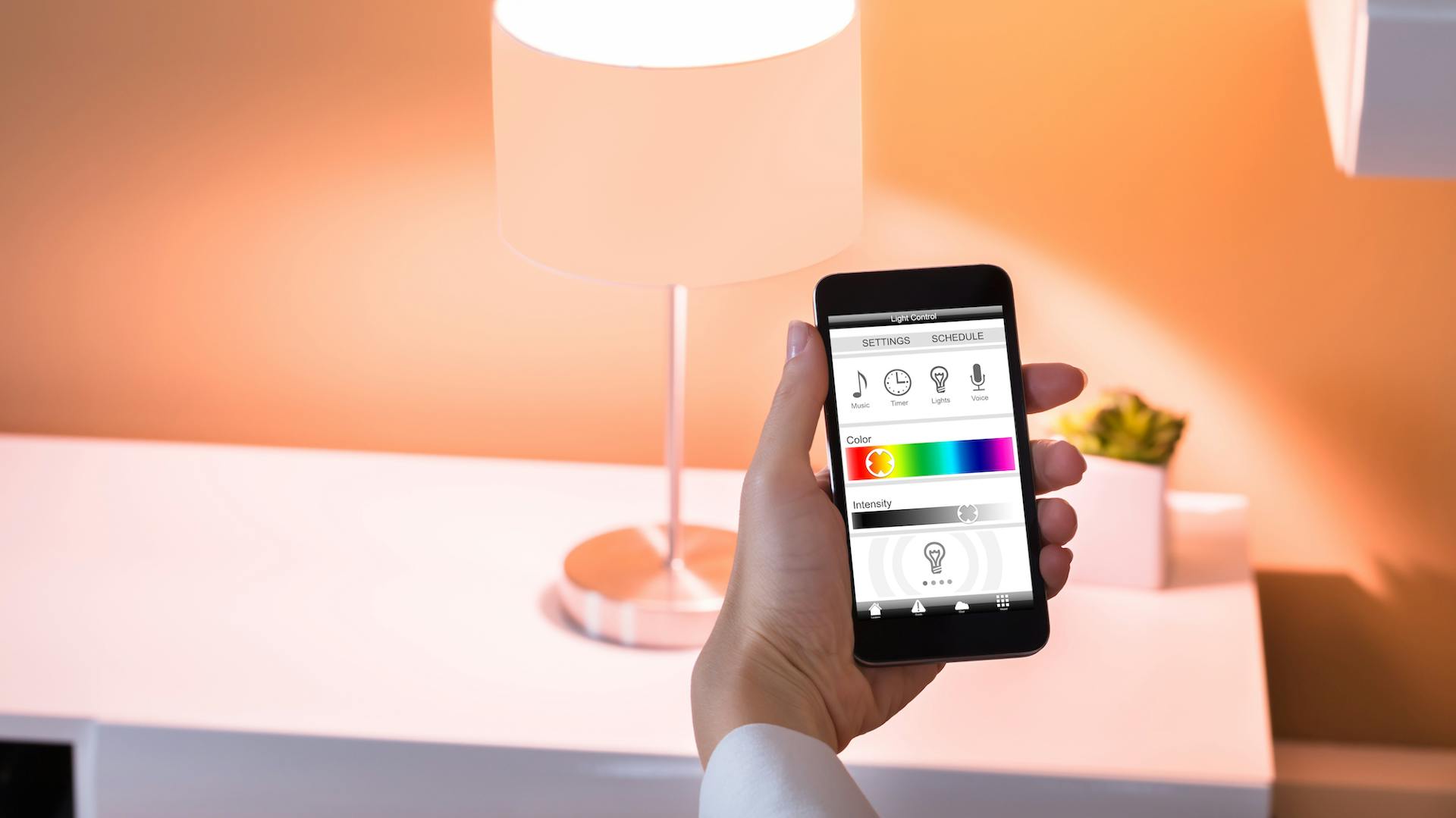 Különböző színhőmérséklettel rendelkező asztali lámpa vezérlése egy okostelefonos alkalmazással