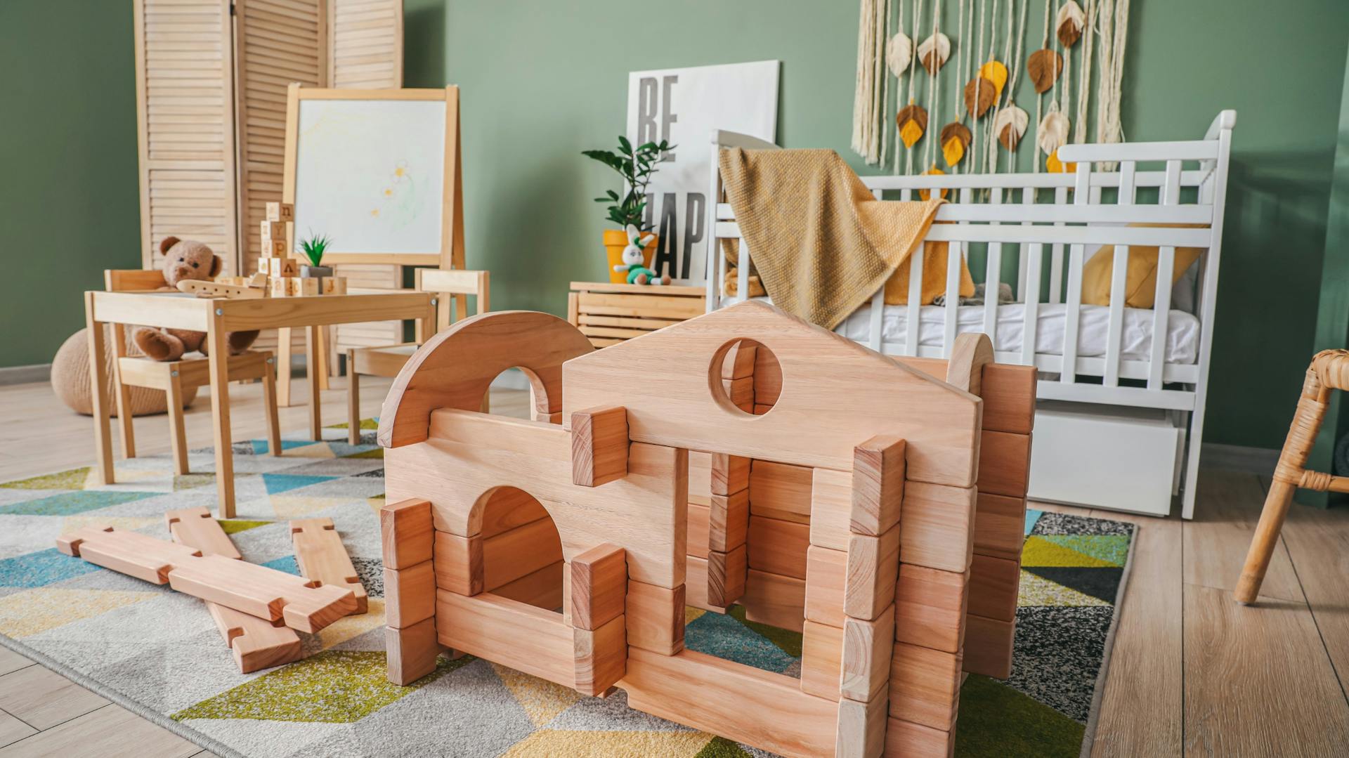 Hölzernes Kinderspielhaus im Kinderzimmer