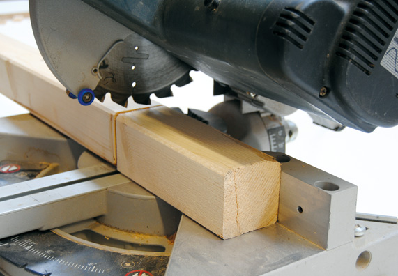 Holzbalken wird durchgesägt.