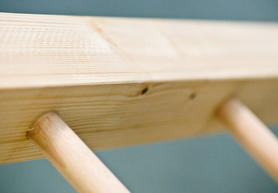 Zwei Sprossen einer Leiter in einem Holzbalken.