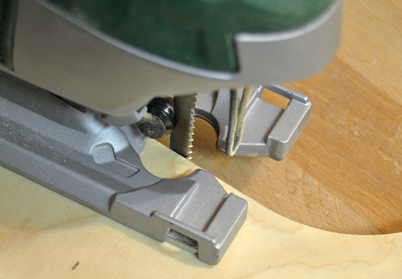 Holzplatte wird mit Stichsäge zugesägt.