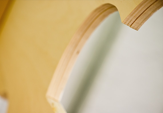 Fensterausschnitt eines Spielhauses in Wolkenform.