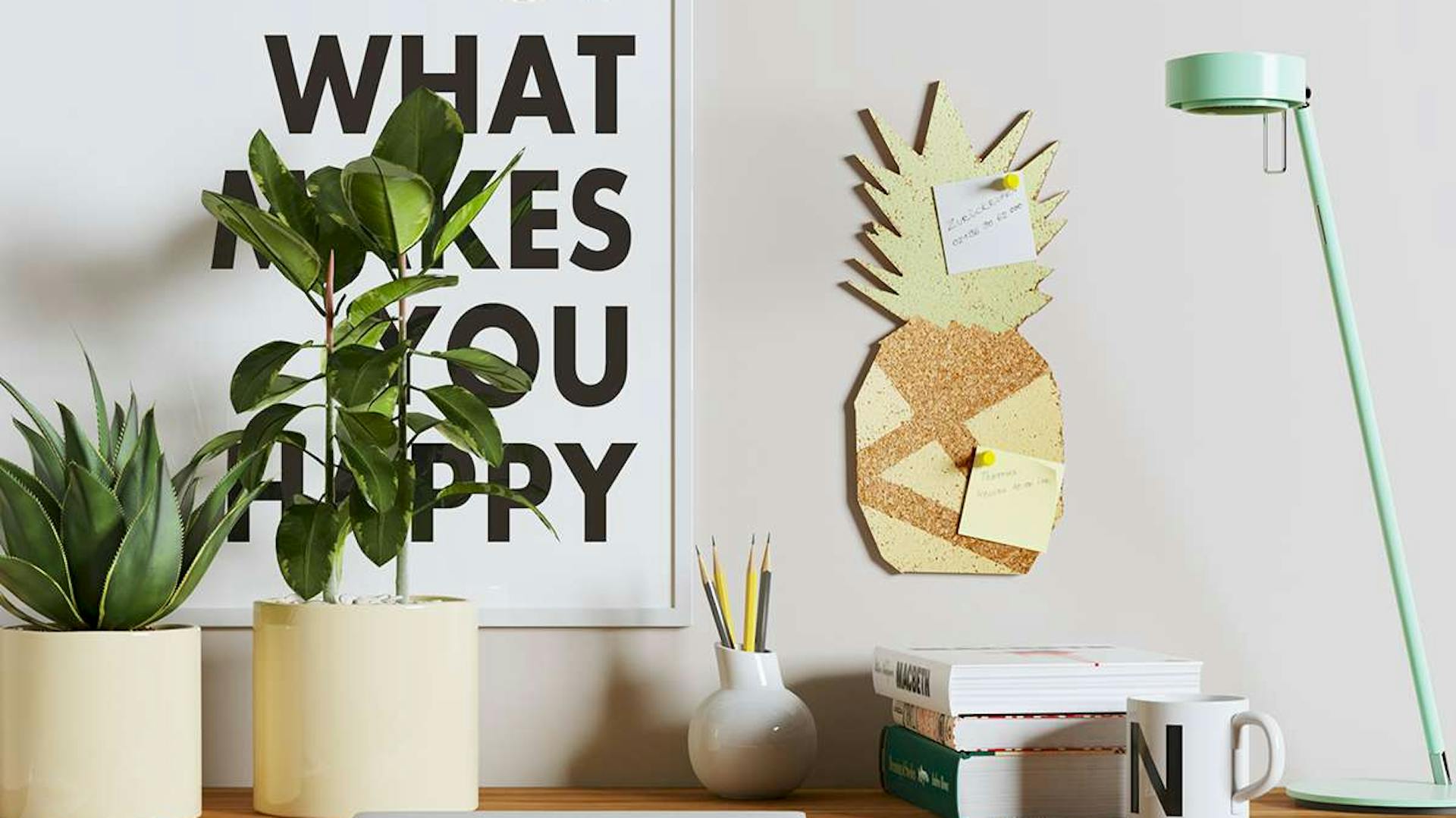 Eine Pinnwand in Ananasform hängt über einem Schreibtisch.