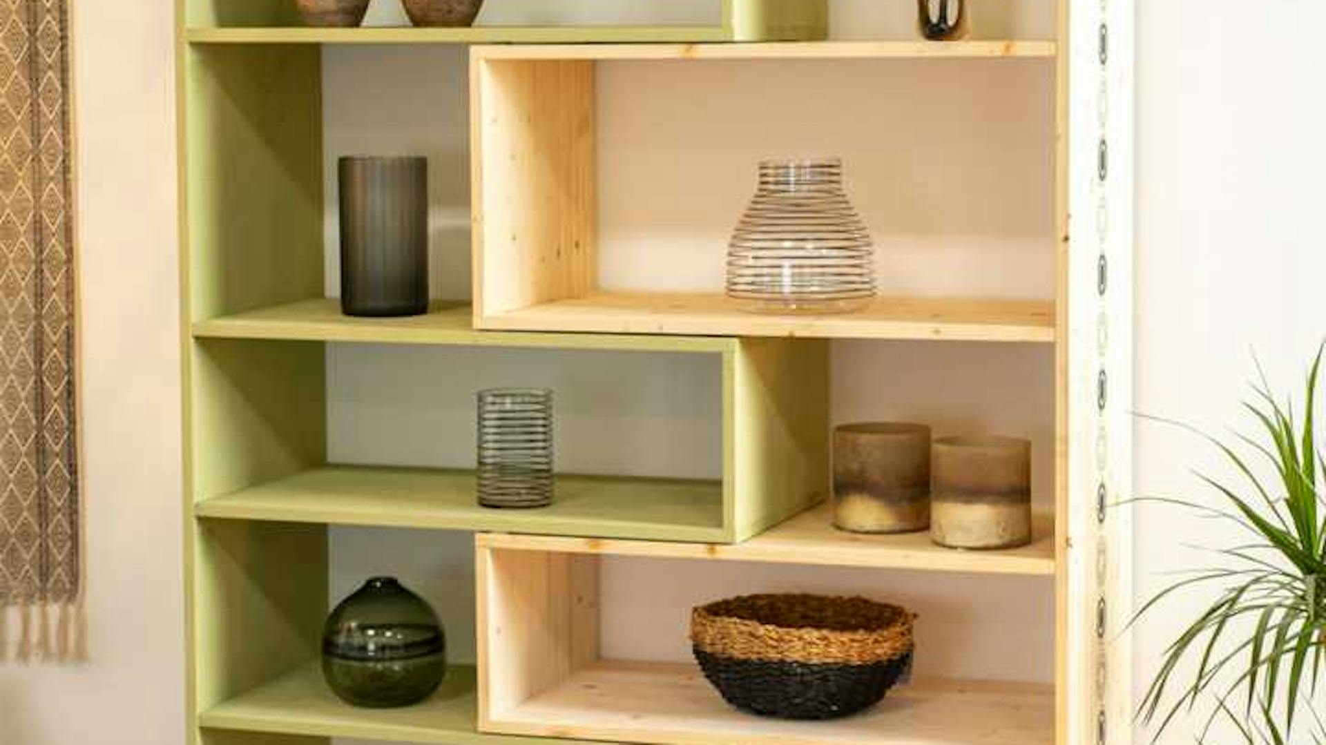 In dem Ausziehregal Nele in Grün und Natur befinden sich verschiedene Deko-Elemente