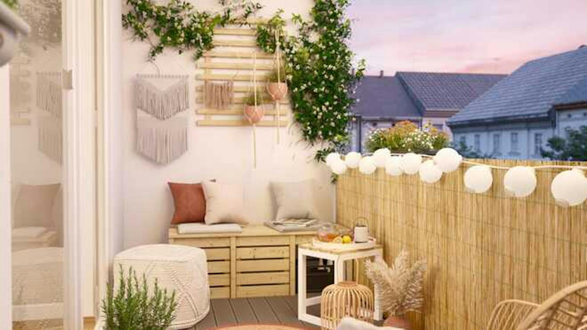 Ein Balkon, der im Boho Stil gestaltet wurde