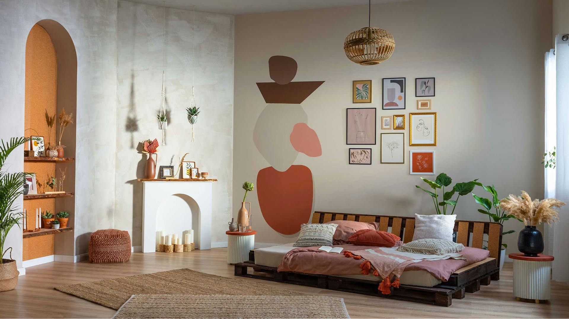 Palettenbett Faulenzer steht im Zentrum des Wohnzimmers, welches einen individuellen Kamin besitzt und Farbflächen an der Wand hat.