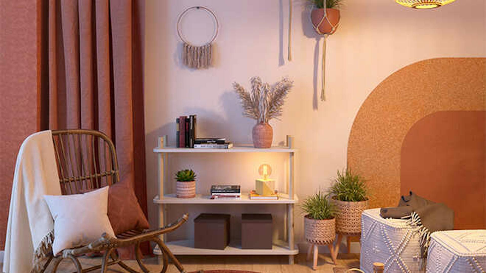 Regal Gregor steht zentriert vor einer Wand, die rechts eine große Farbfläche in Orange als Wandgestaltung nutzt, und links von ihm steht ein Schaukelstuhl mit kleinen Kissen in warmen Erdtönen.