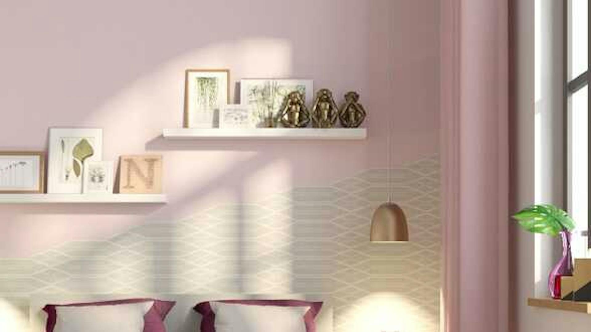 In einem Schlafzimmer befindet sich an der rosa Wand hinter dem Bett eine Form aus Tapete in Beige.