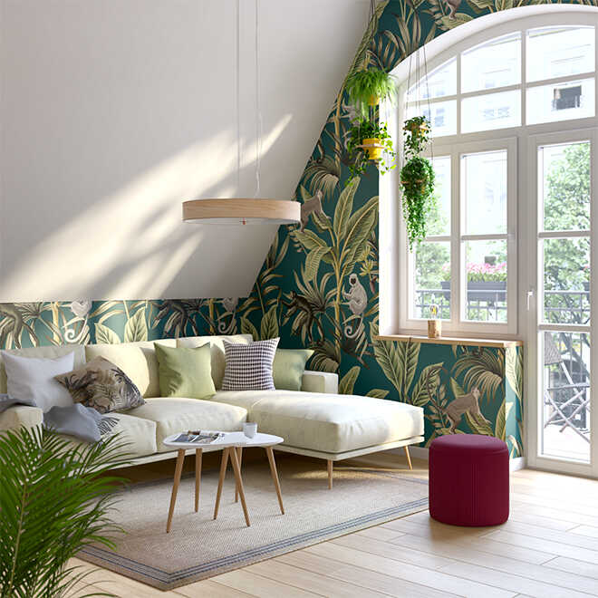 Ein Wohnzimmer mit einer weißen Dachschräge, während der Rest der Wände eine Tapete in Dschungeloptik als Wandgestaltung nutzen.