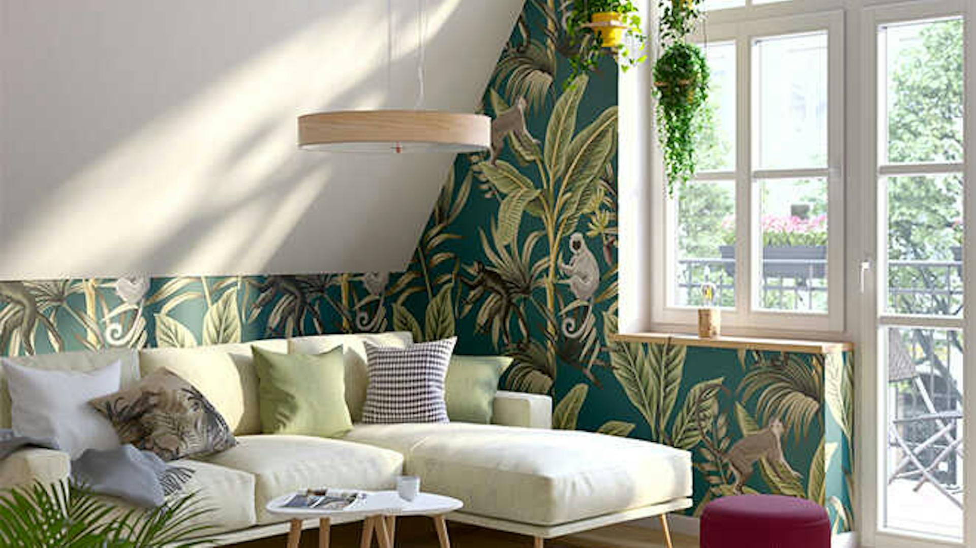 Ein Wohnzimmer mit einer weißen Dachschräge, während der Rest der Wände eine Tapete in Dschungeloptik als Wandgestaltung nutzen.
