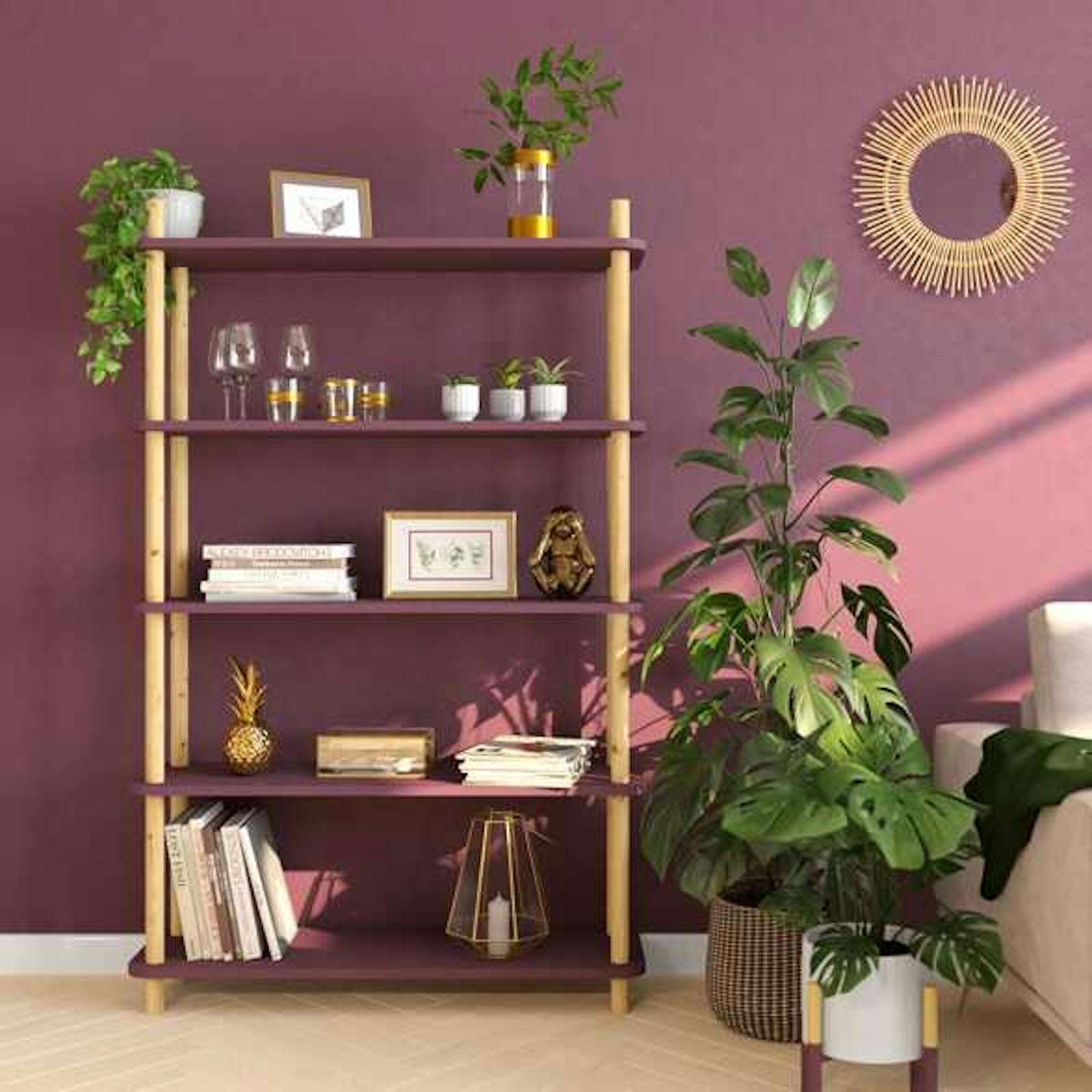 Vor einer violetten Wand steht ein Regal mit farblich passenden Regalböden.