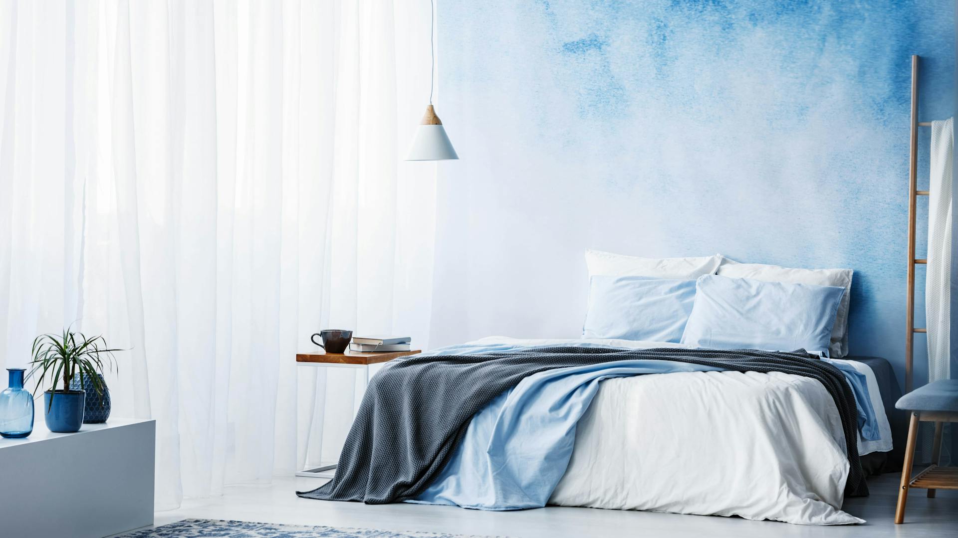 Blau-weiße Tapete in einem Schlafzimmer