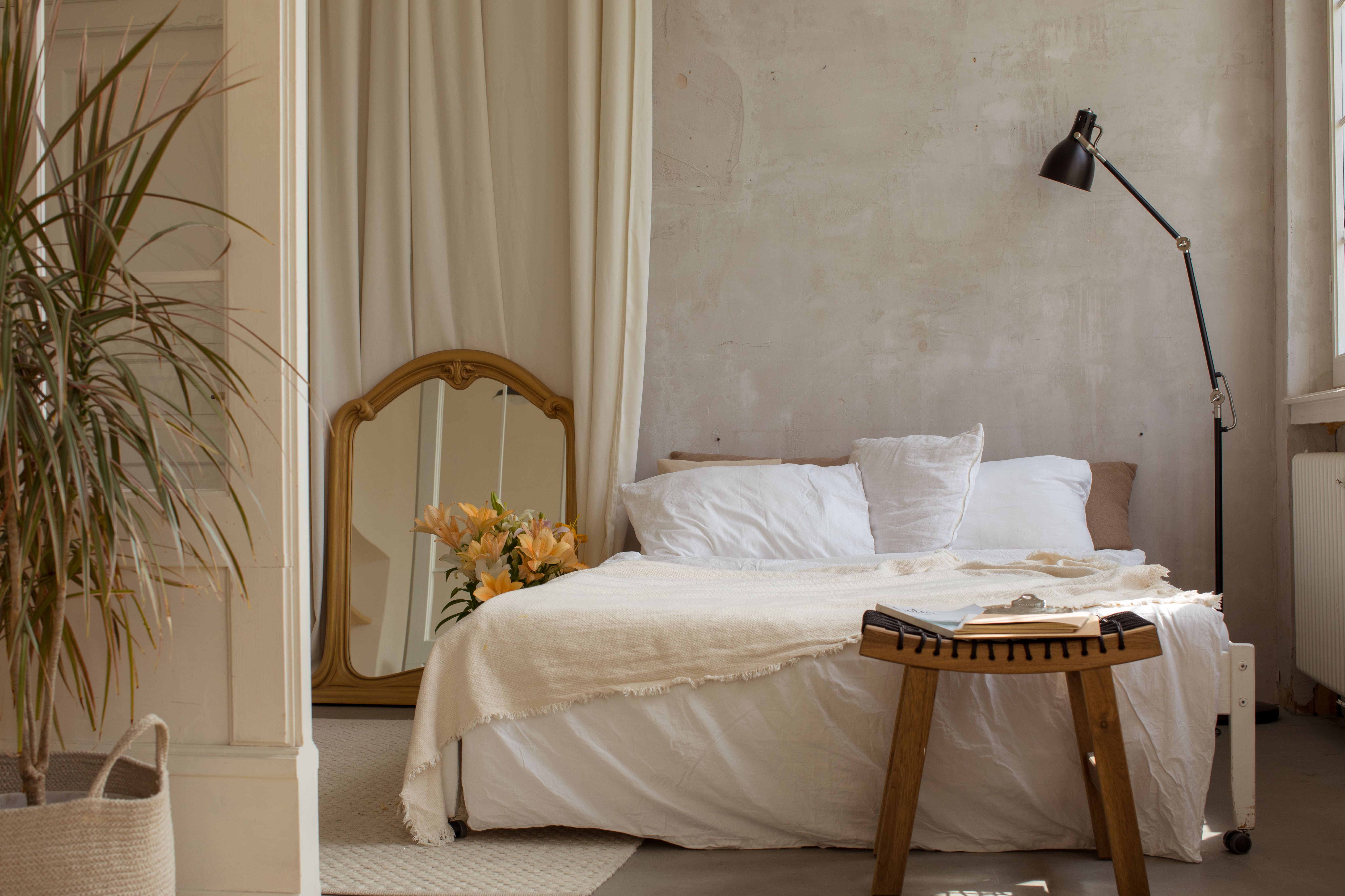 Schlafzimmer in minimalistischem Design mit beiger Texturtapete