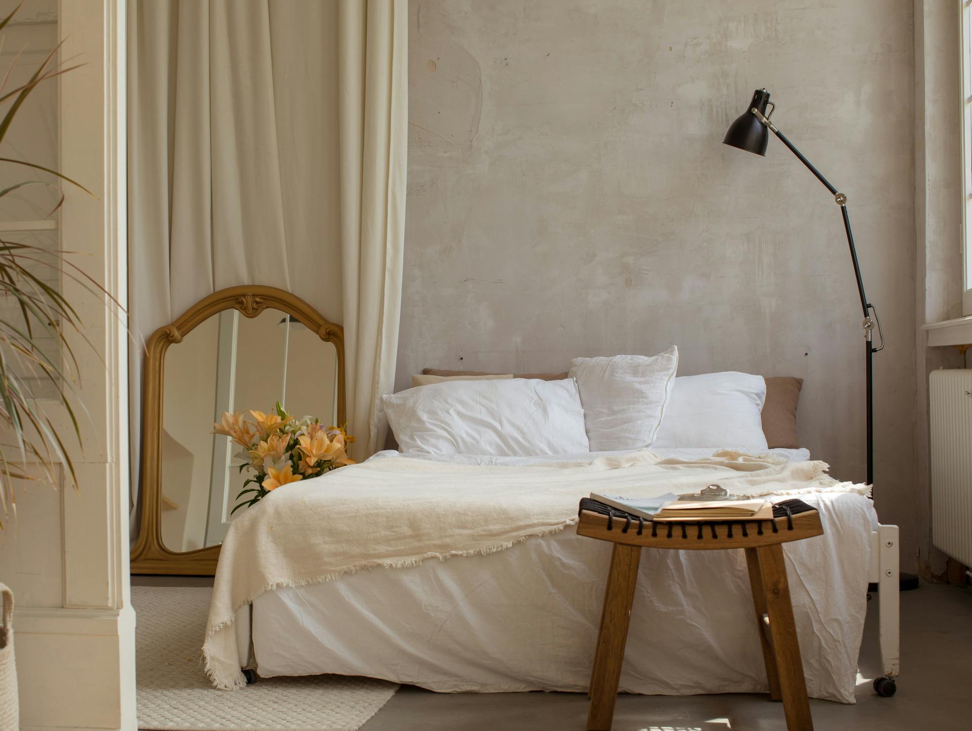 Schlafzimmer in minimalistischem Design mit beiger Texturtapete